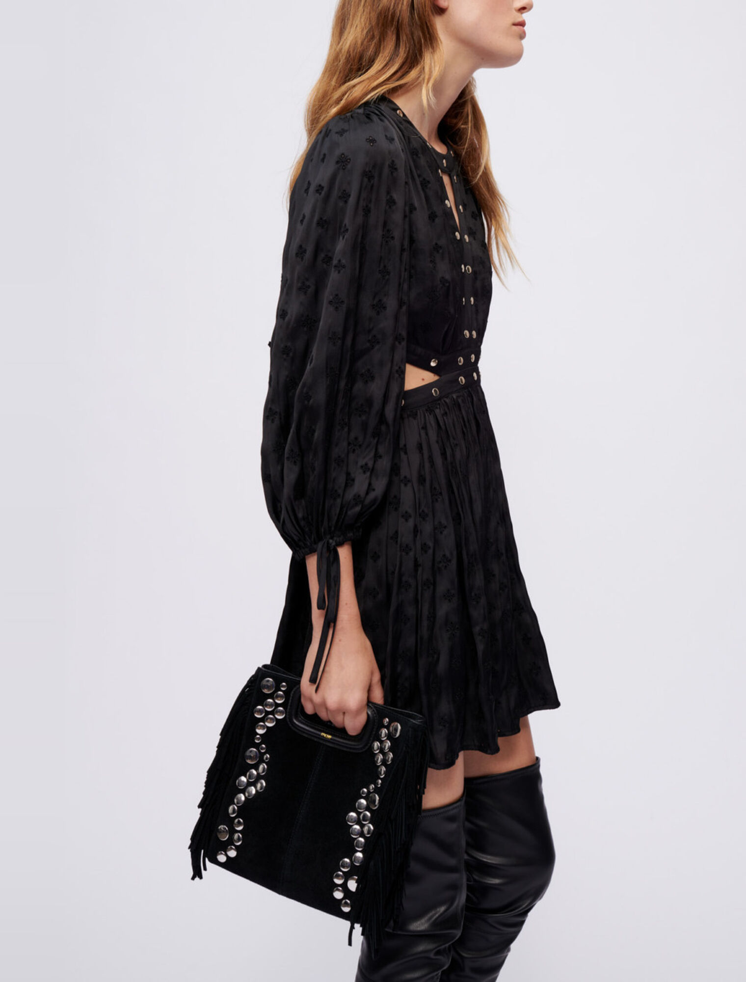 Robe en satin brodé à studs