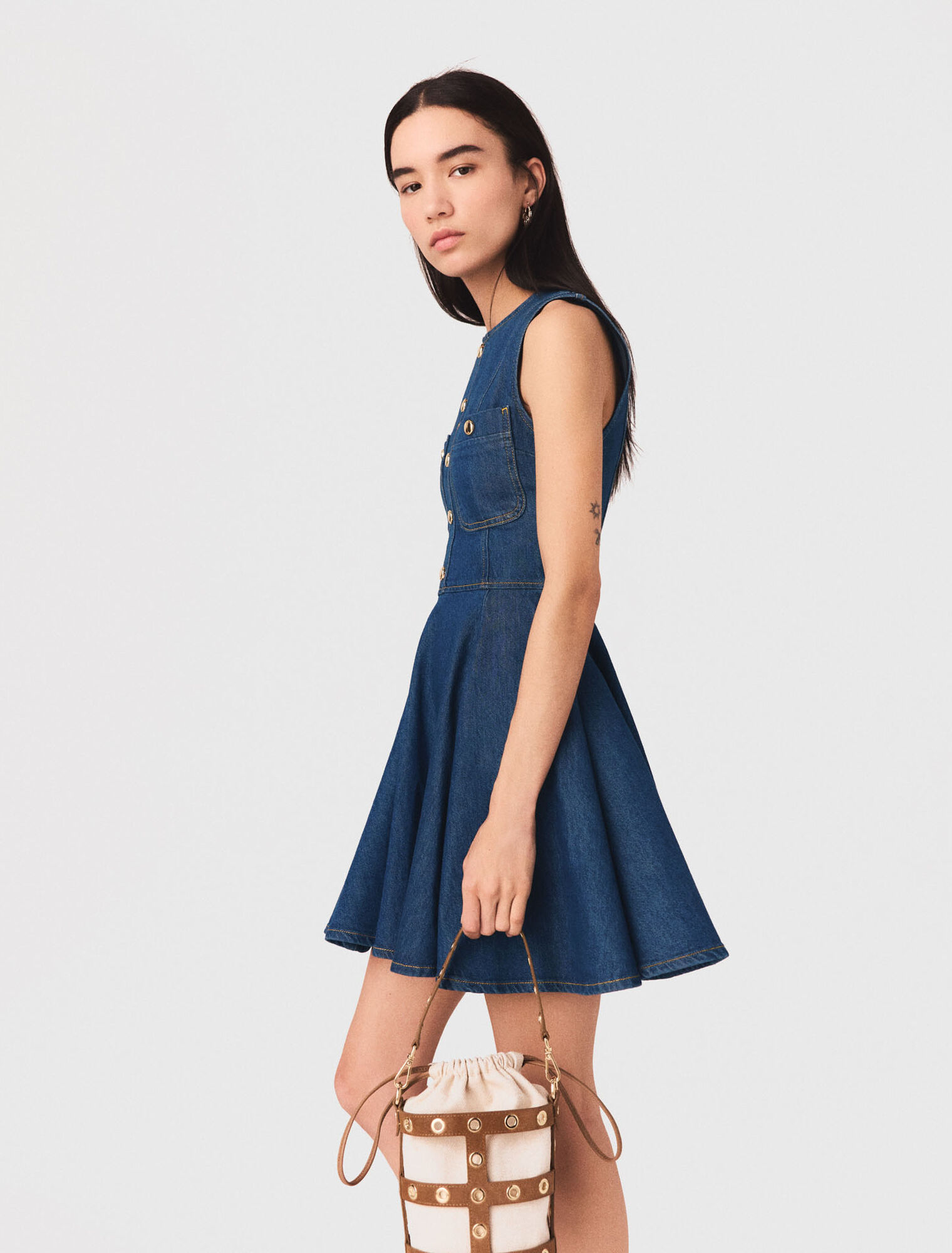 Robe courte en denim &eacute;vas&eacute;e