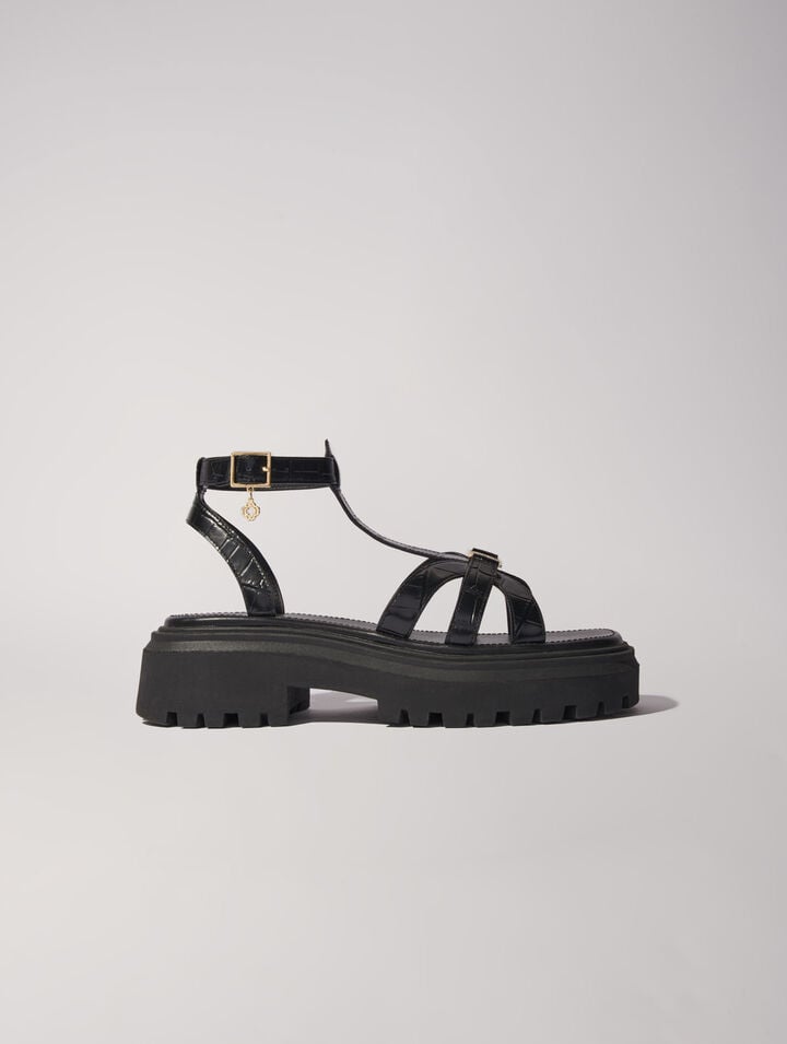 Flat sandals with tread