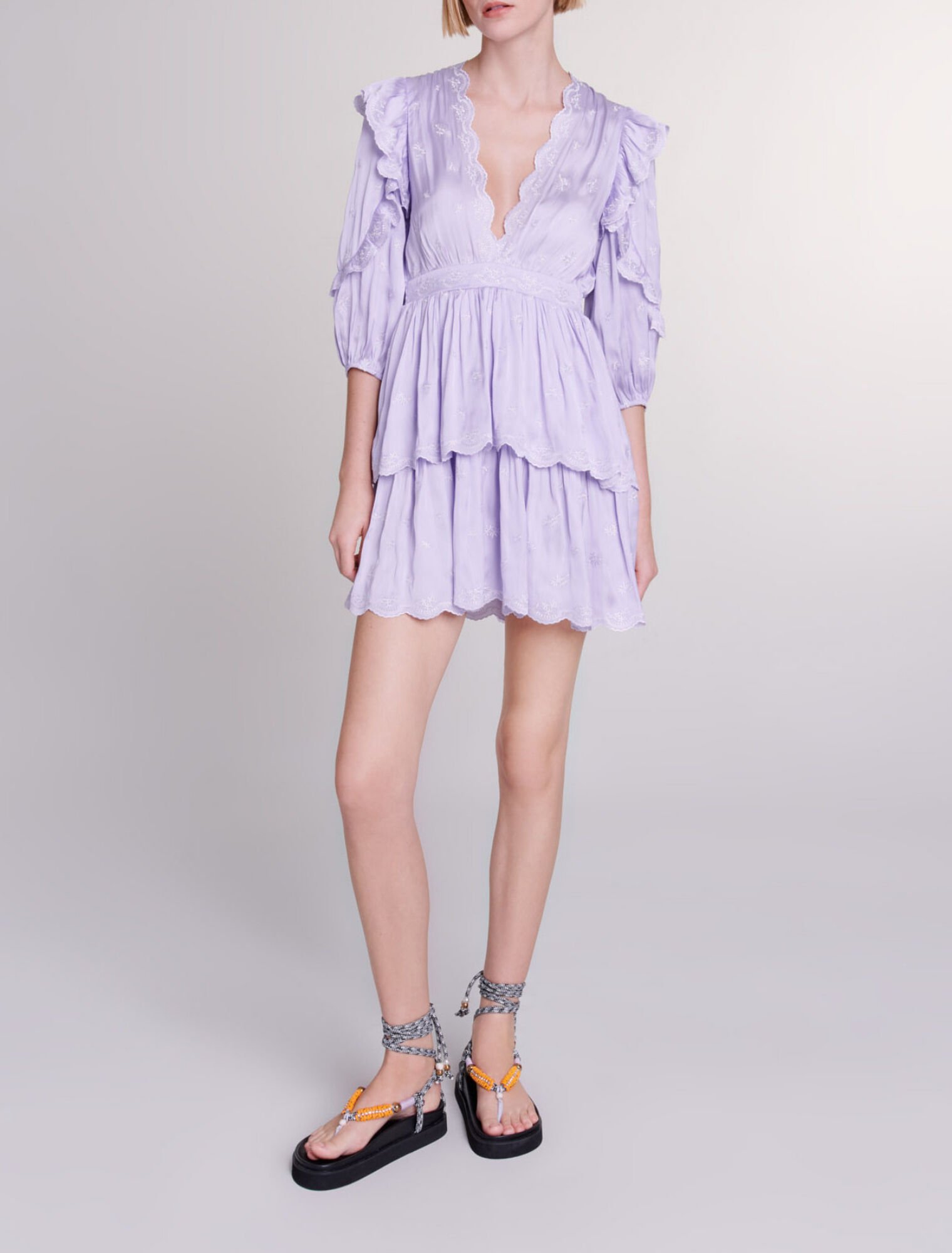 Robe courte satinée brodée