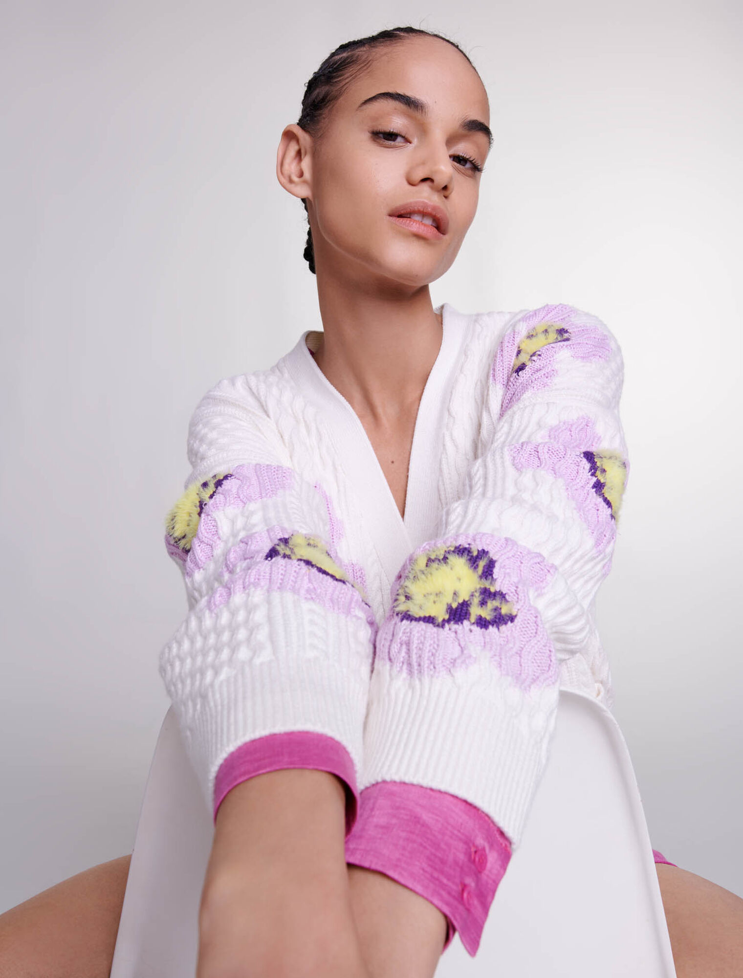 Cardigan en maille orné de fleurs