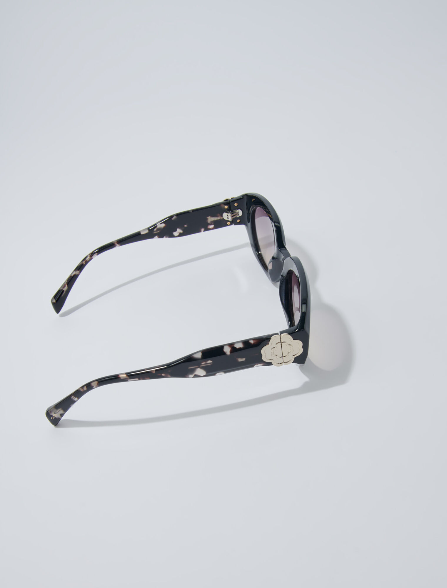 Round acetate glasses