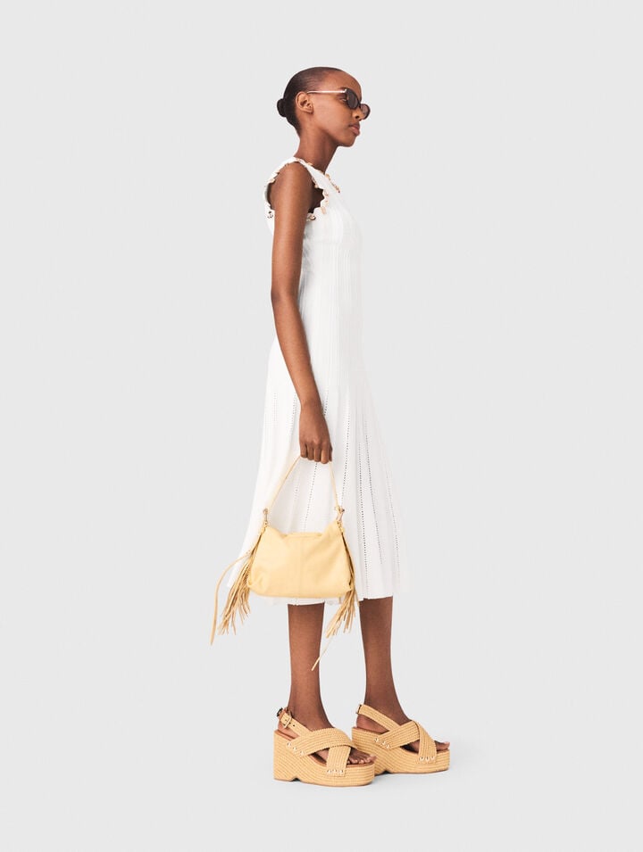 Robe en maille avec bijoux dor&eacute;s