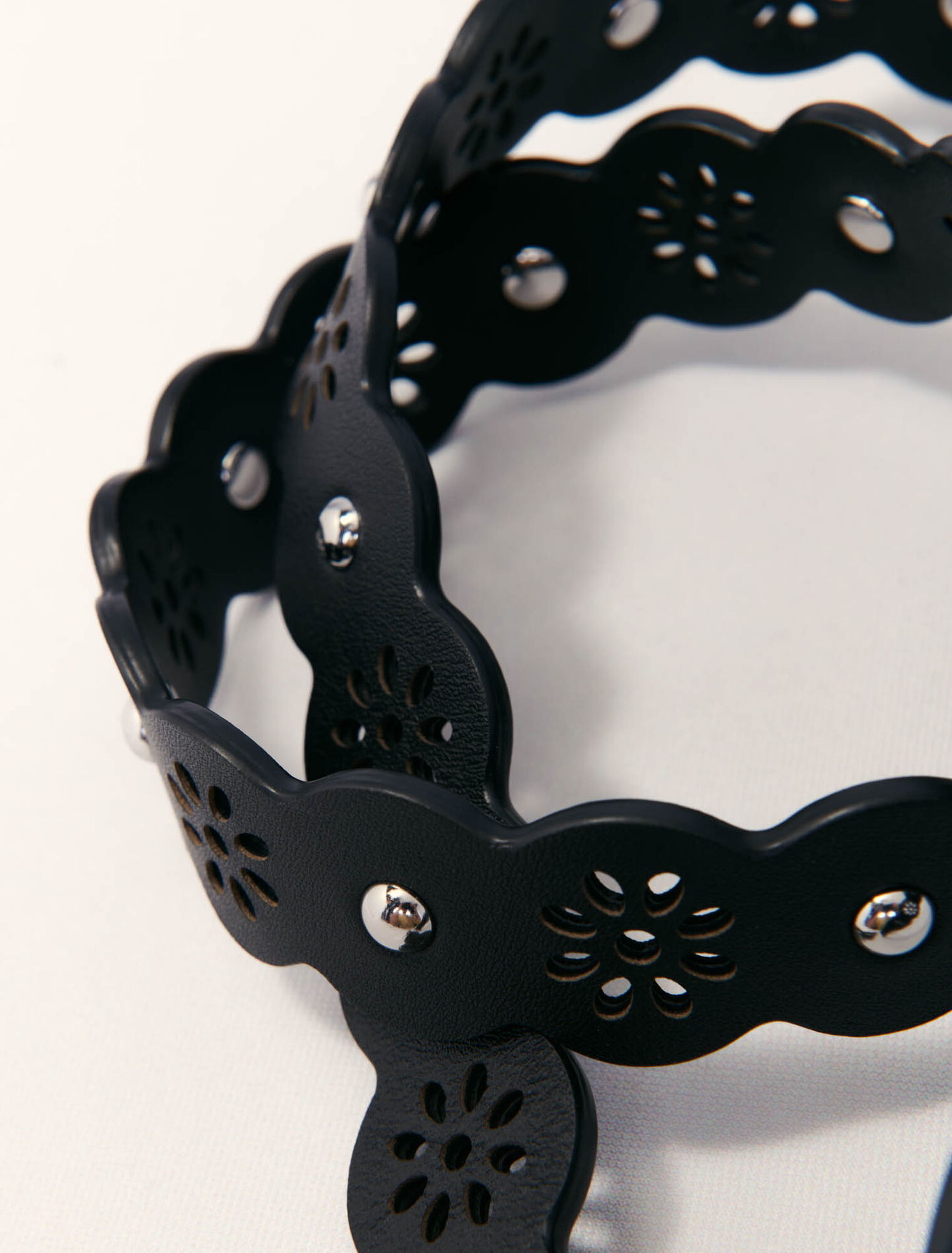 Strap façon fleur perforé