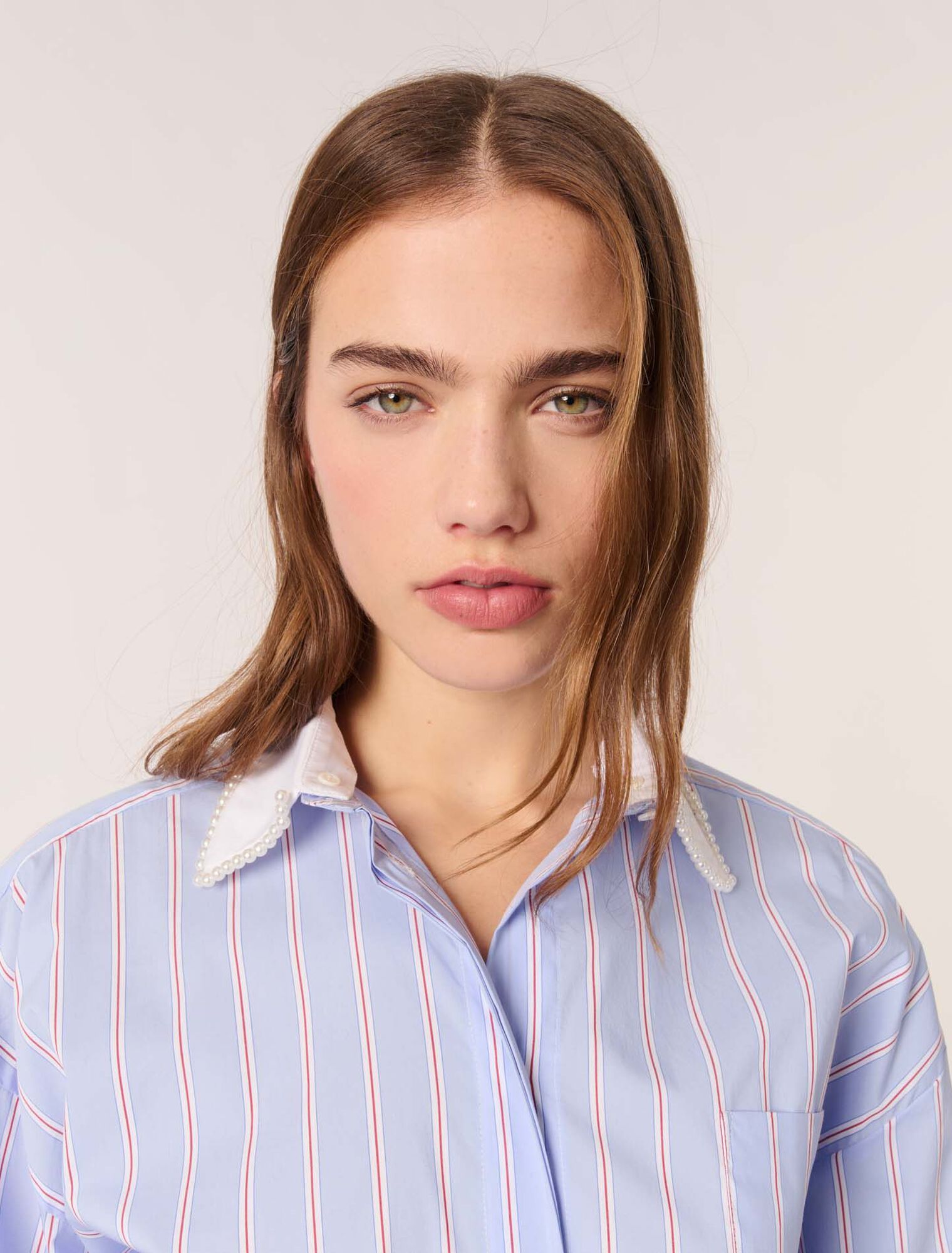 Chemise à rayures et col à perles 