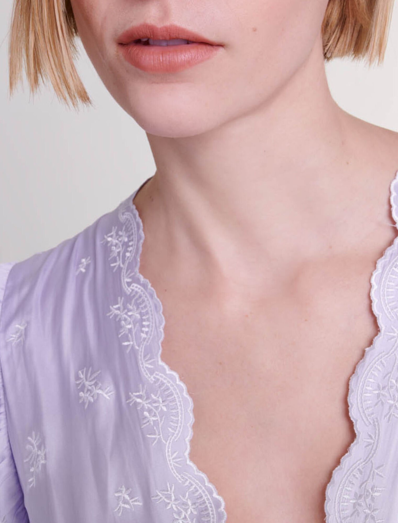Robe courte satinée brodée