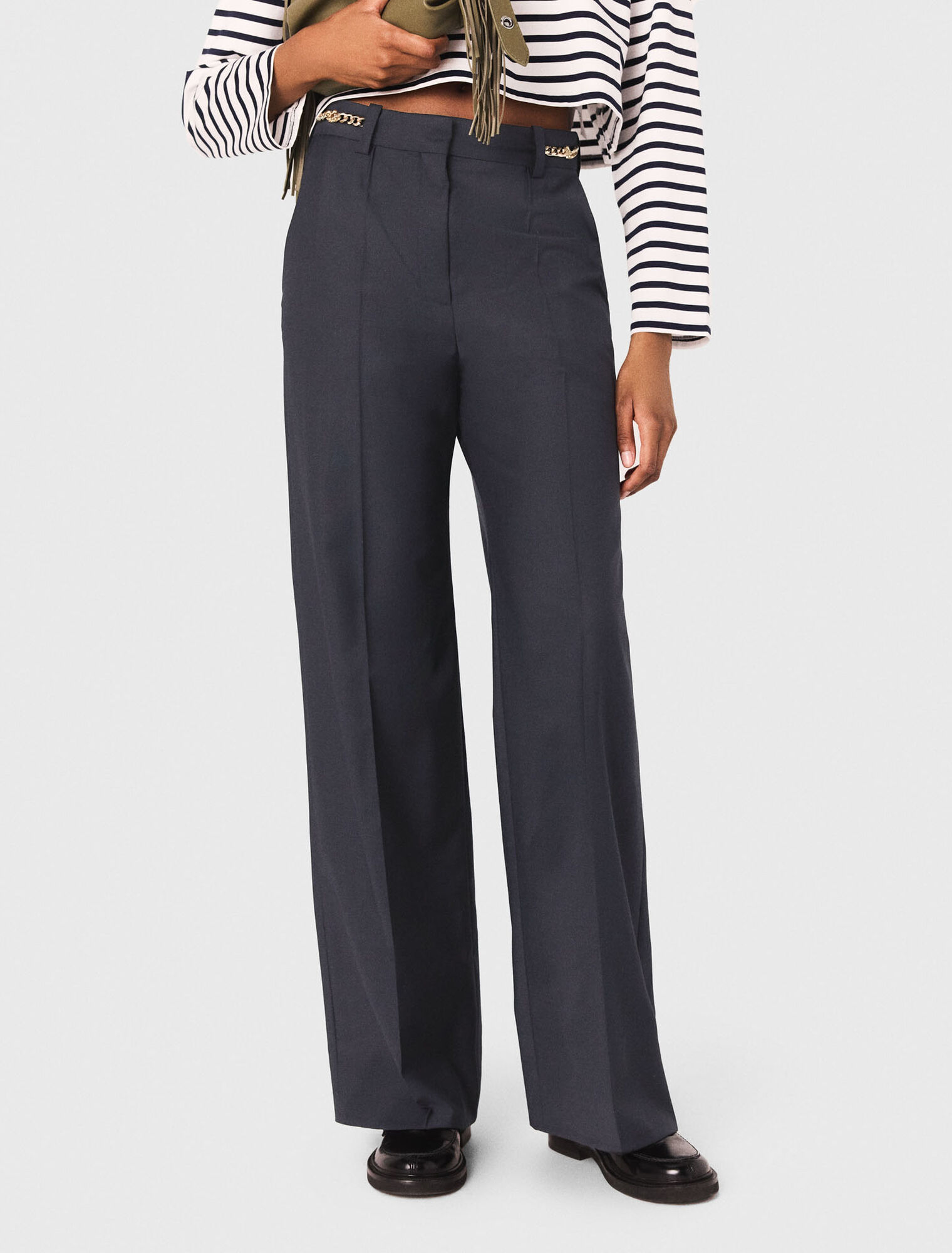 Pantalon tailleur et détails chaine