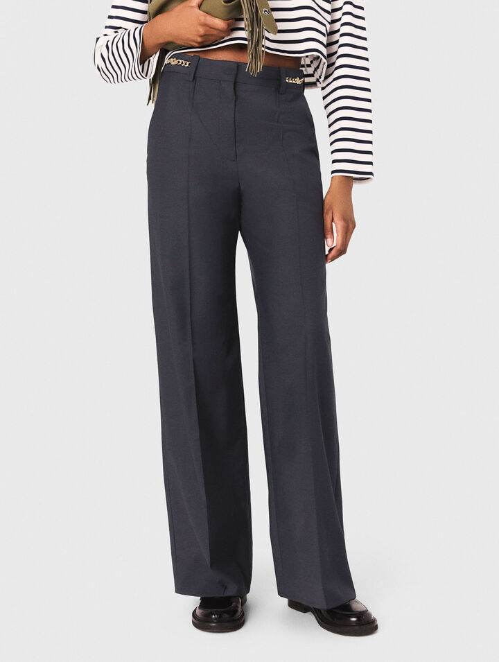 Pantalon tailleur et détails chaine
