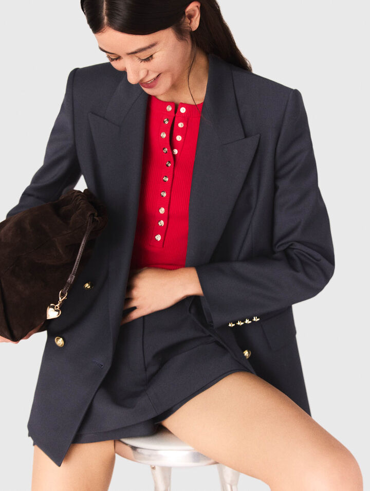 Veste tailleur à boutons dorés