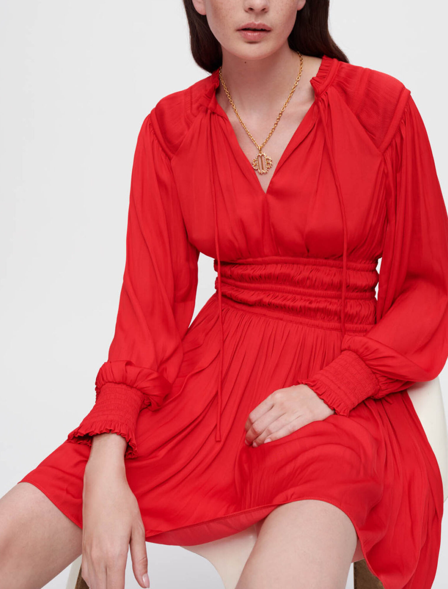 Robe en satin cintrée à la taille