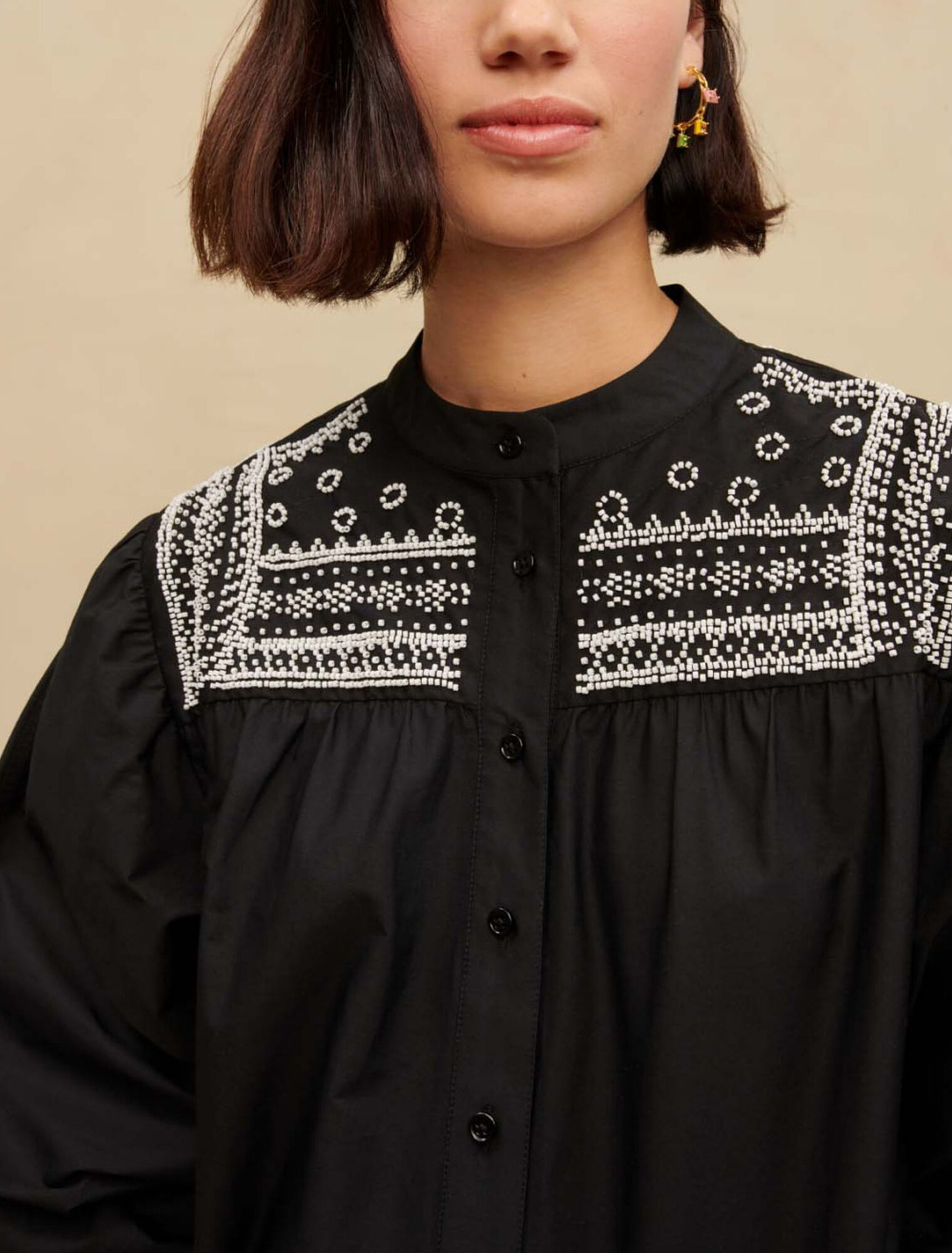 Chemise à détails brodés