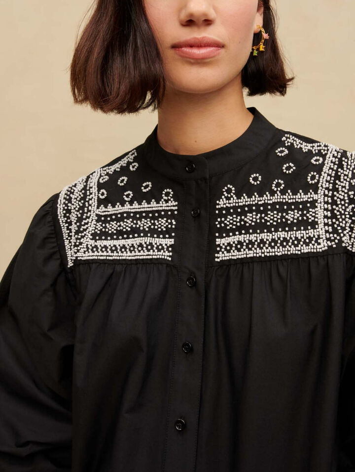 Chemise à détails brodés