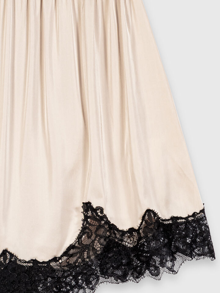 Short satin et d&eacute;tails en dentelle