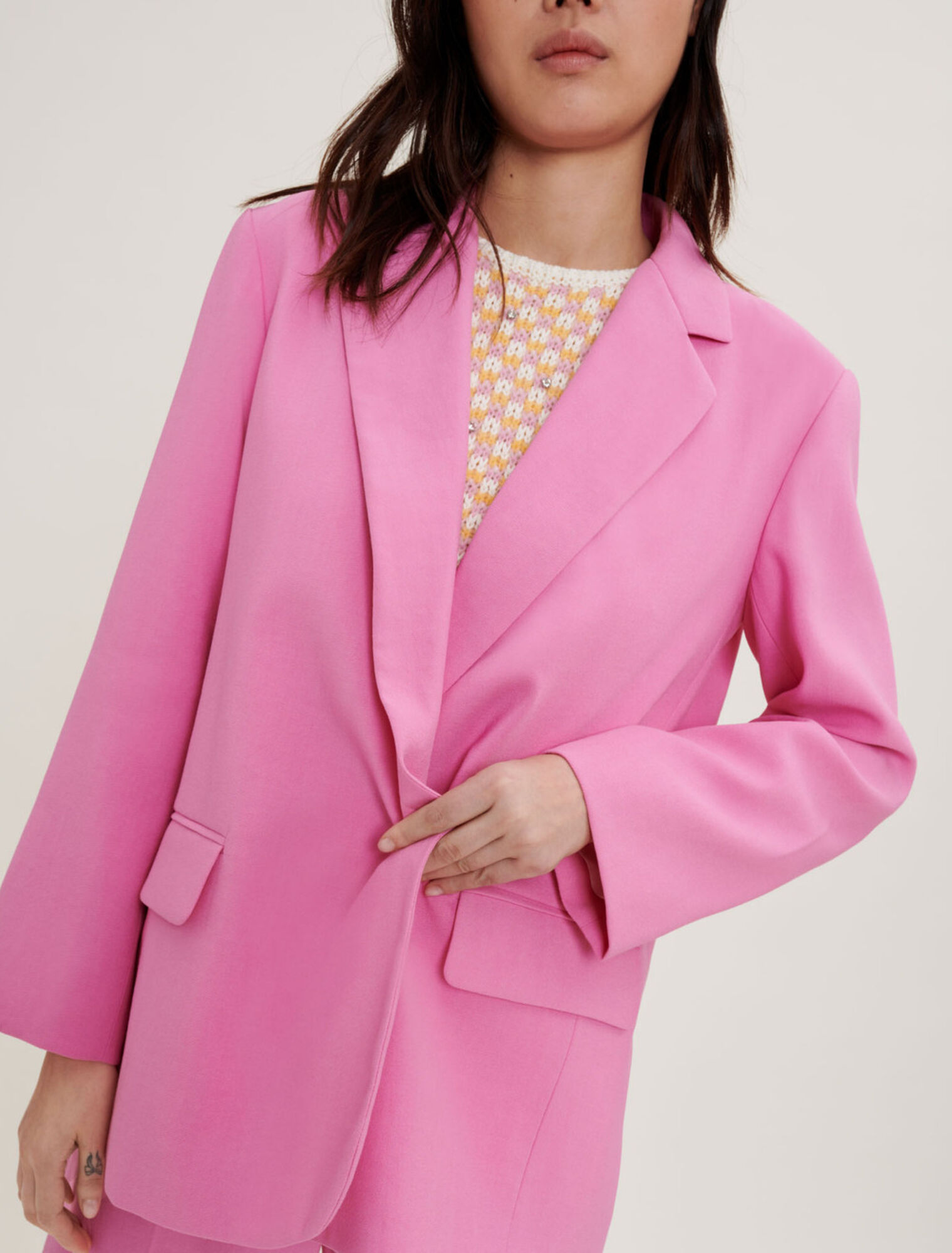 Fluid, loose-fitting tailored jacket