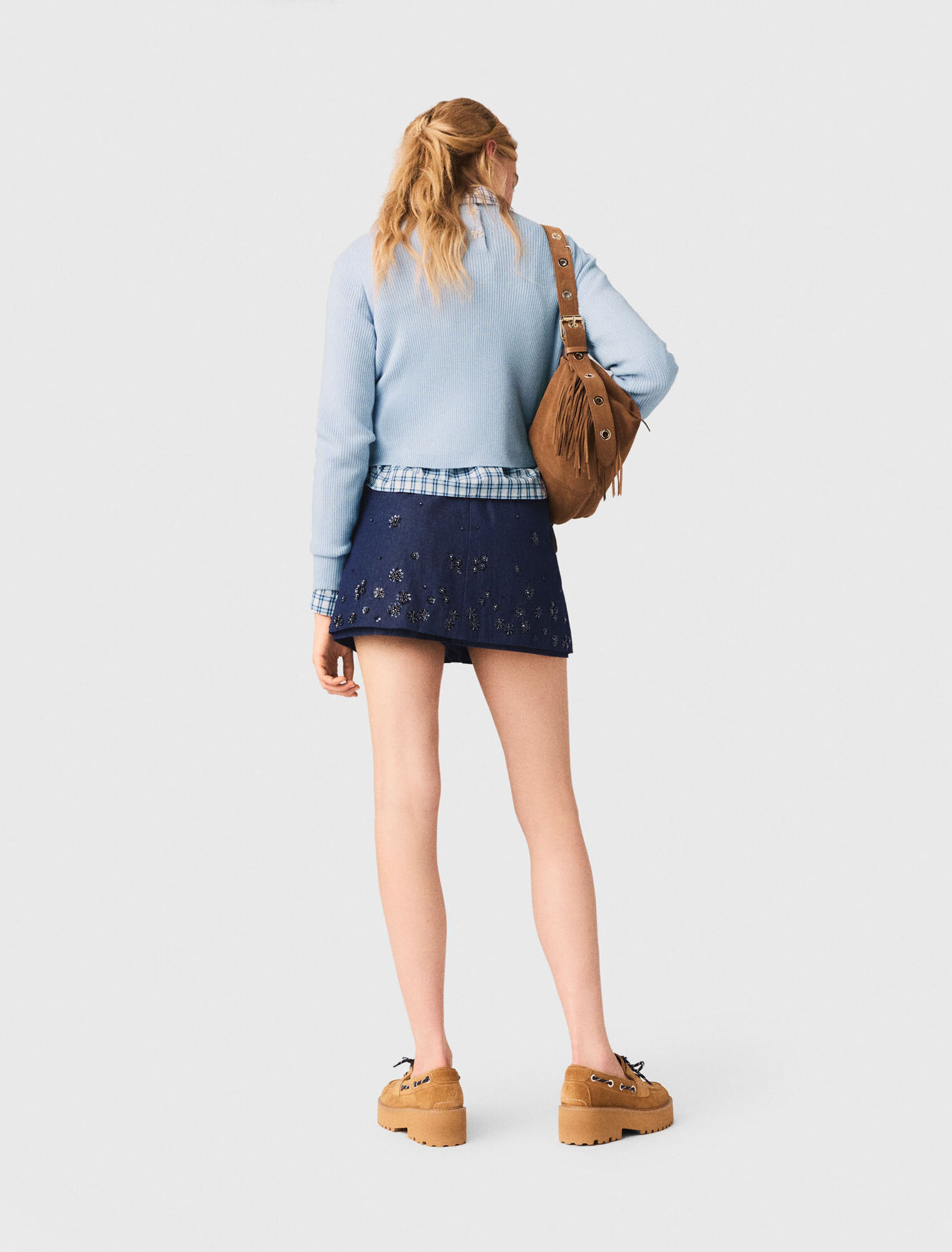 Pull avec boutons bijoux sur le dos