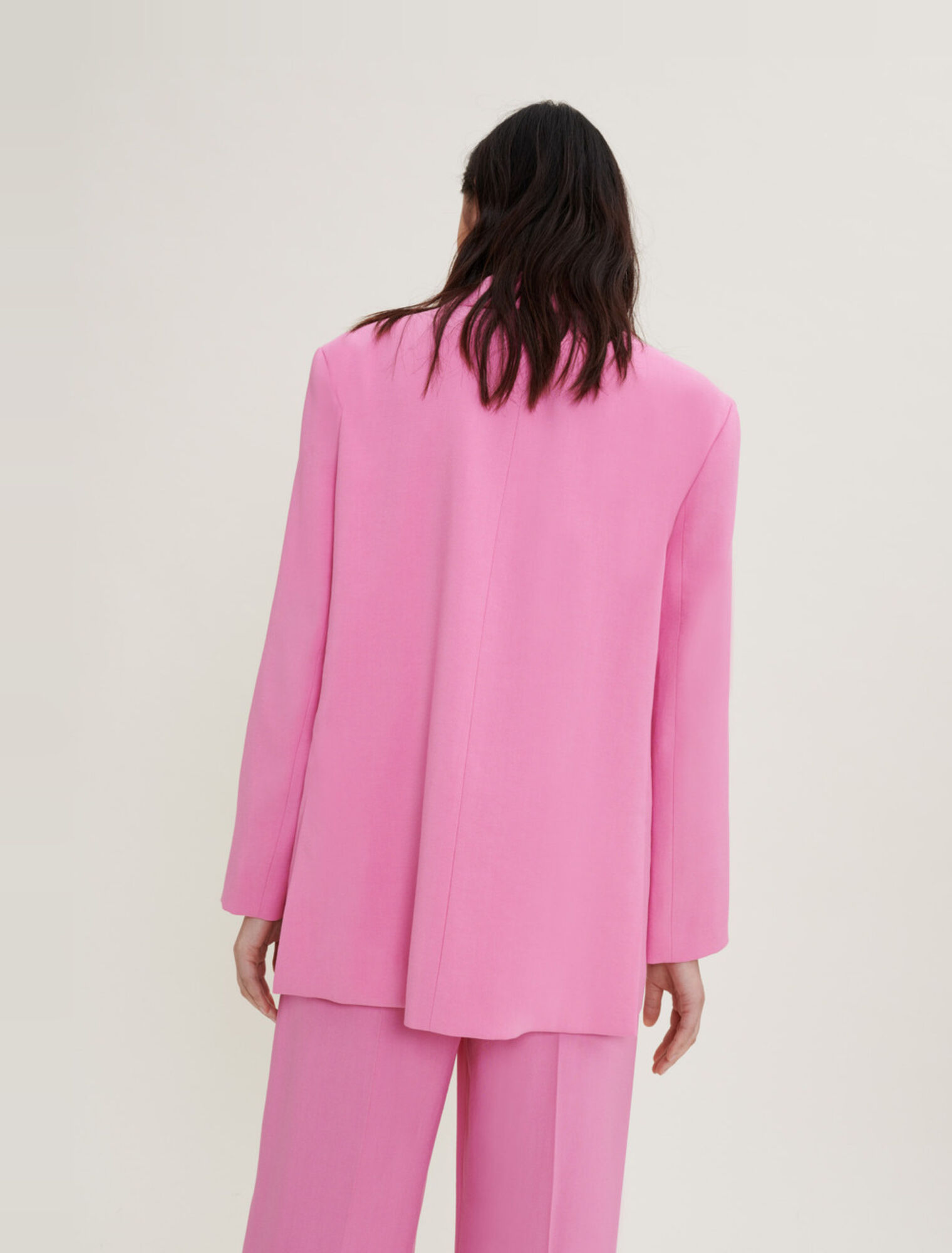Fluid, loose-fitting tailored jacket