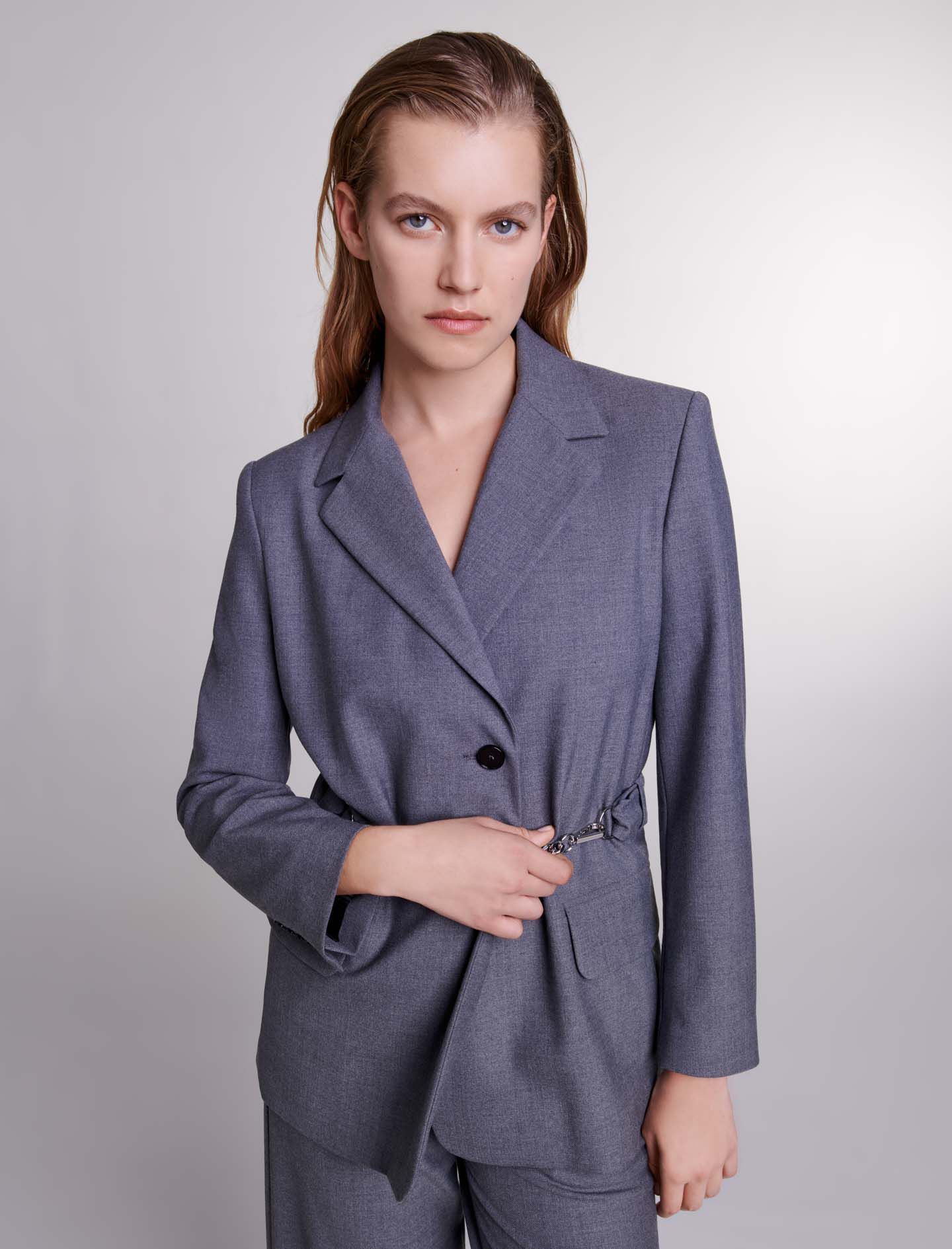 Veste de tailleur à ceinture chaîne Veste de tailleur à ceinture chaîne