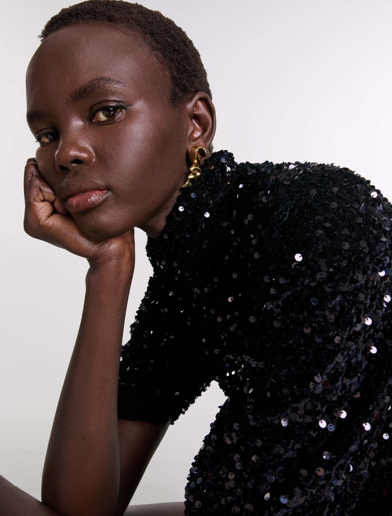 Short velvet and sequinned dress