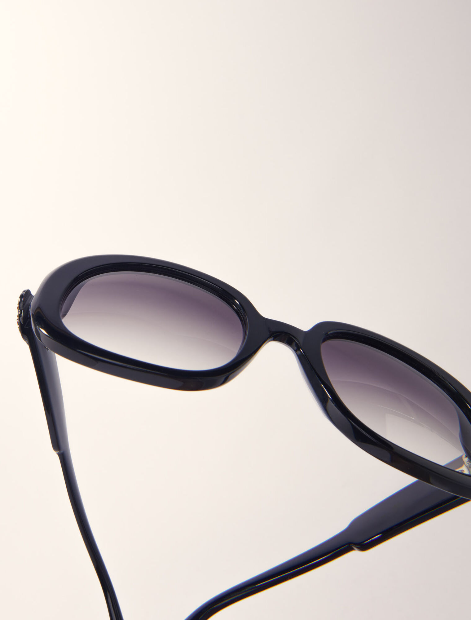 Round acetate glasses