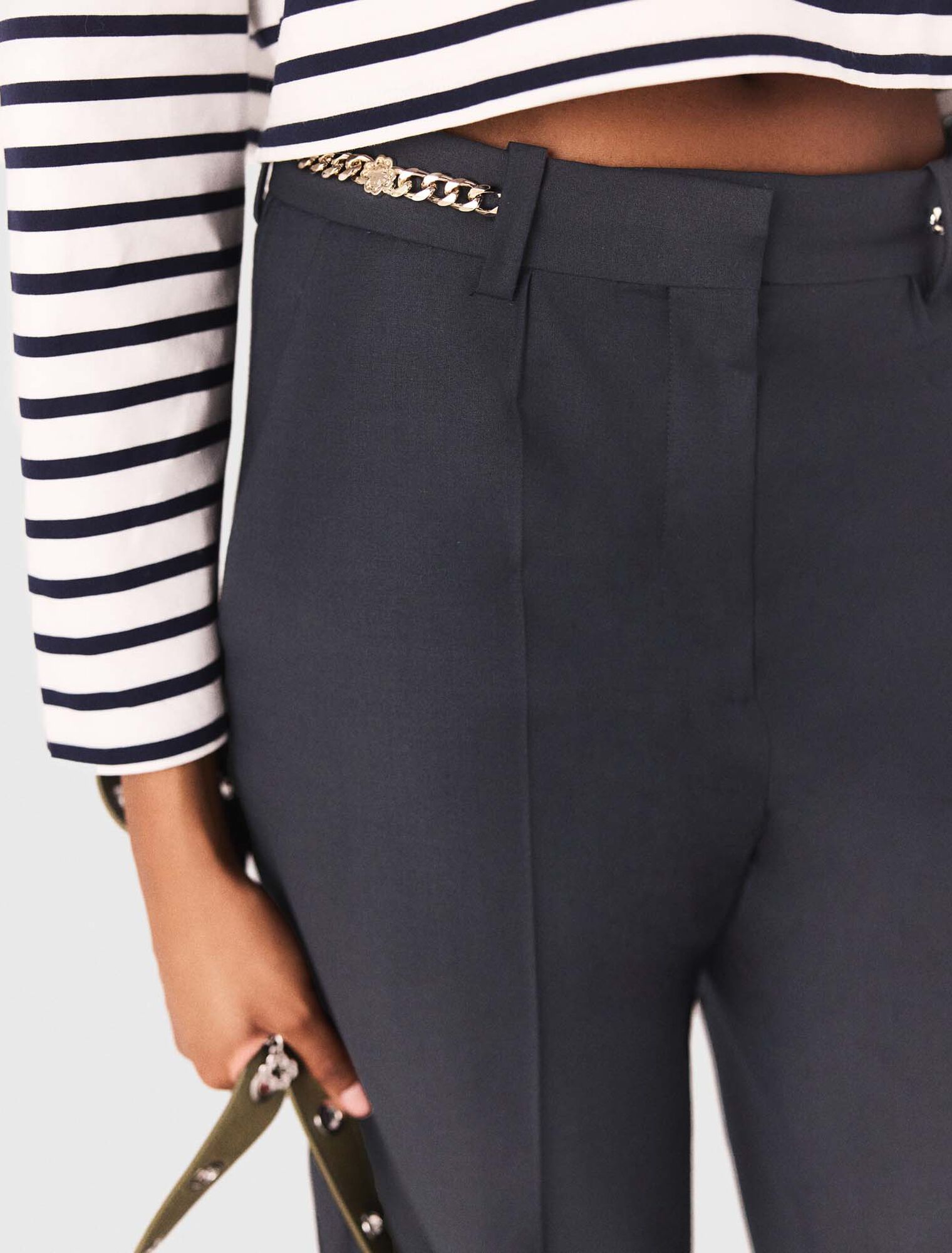 Pantalon tailleur et détails chaine