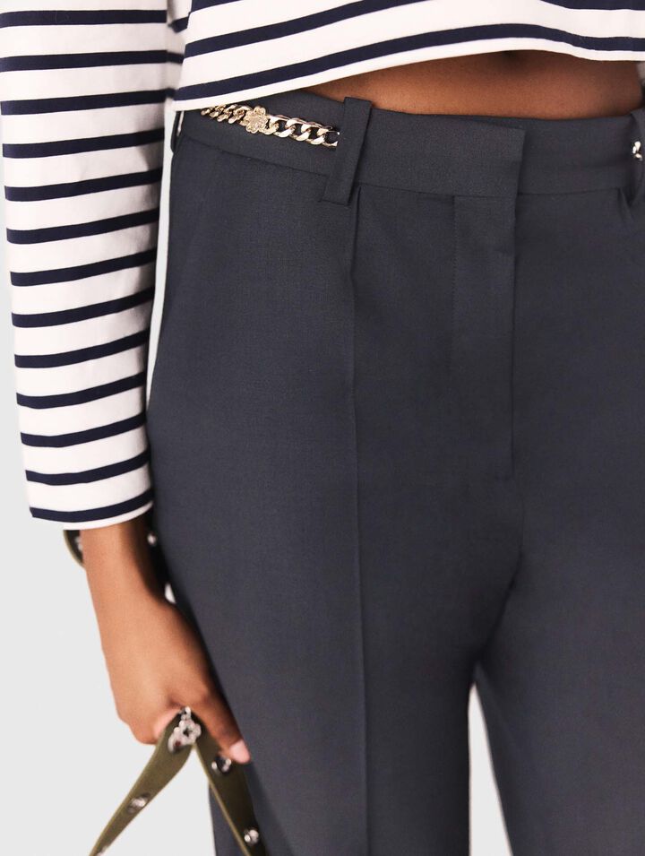 Pantalon tailleur et détails chaine