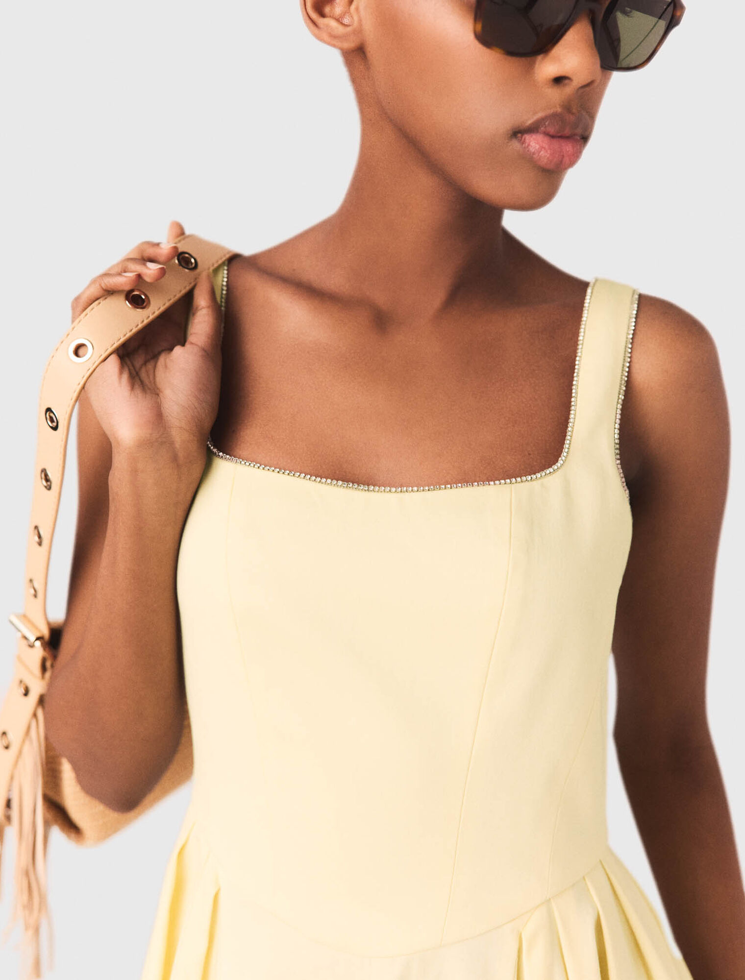 Robe midi &eacute;vas&eacute;e et galons strass&eacute;s