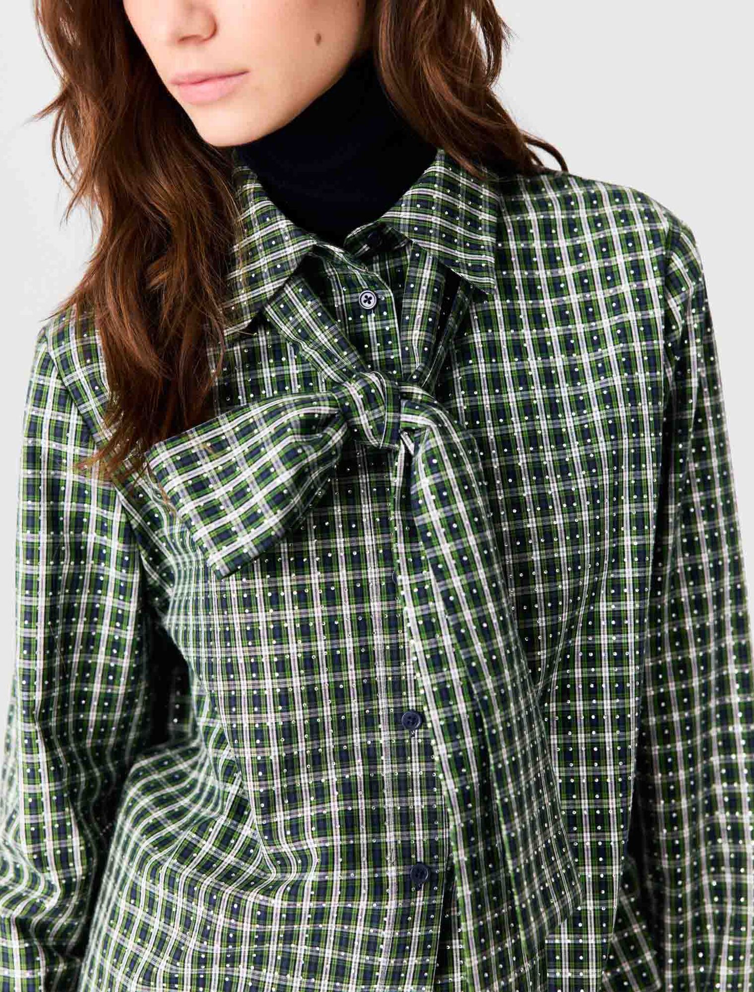 Chemise strass&eacute;e avec cravate