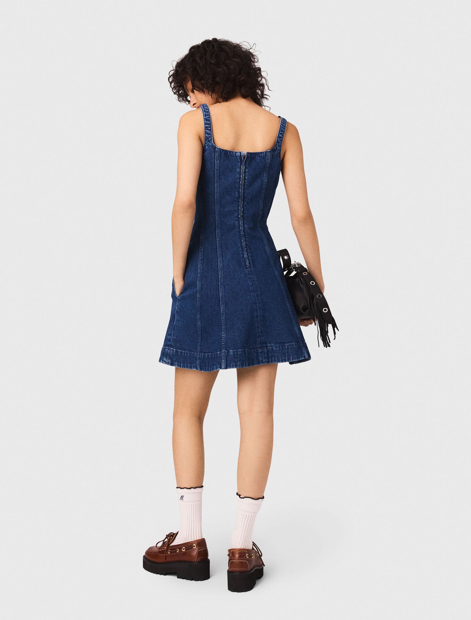 Robe &eacute;vas&eacute;e courte en denim
