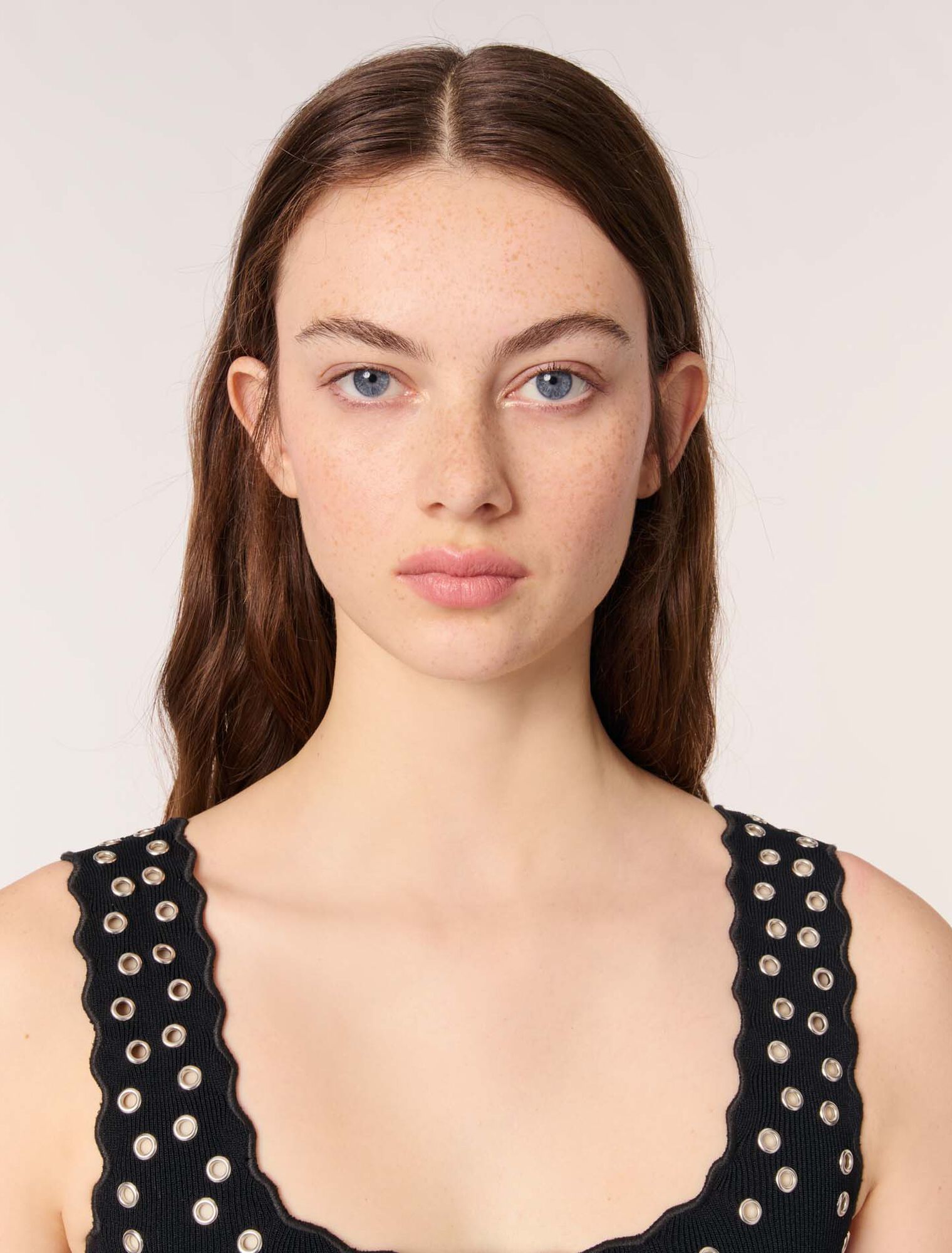 Robe courte en maille à œillets