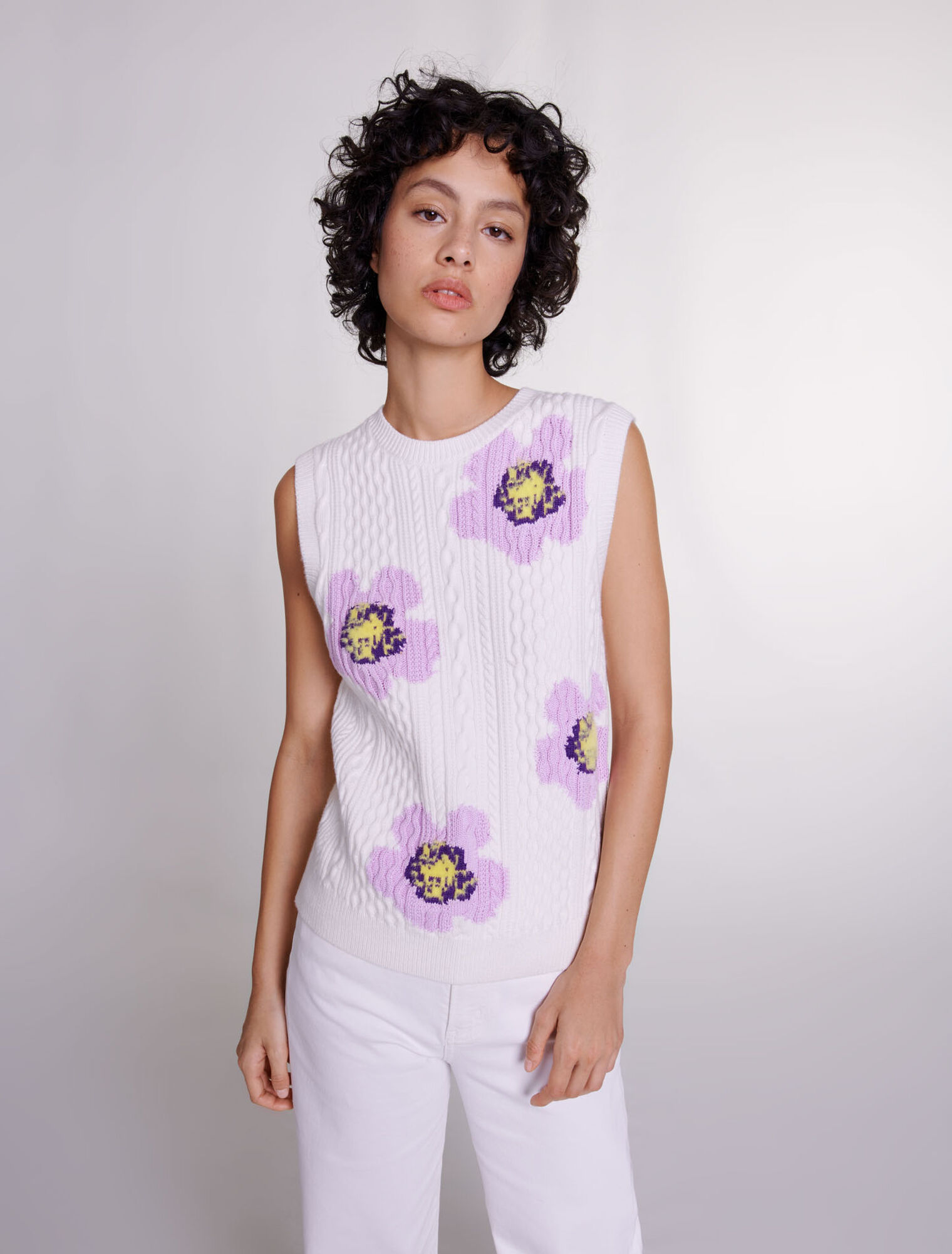 Pull sans manches orné de fleurs