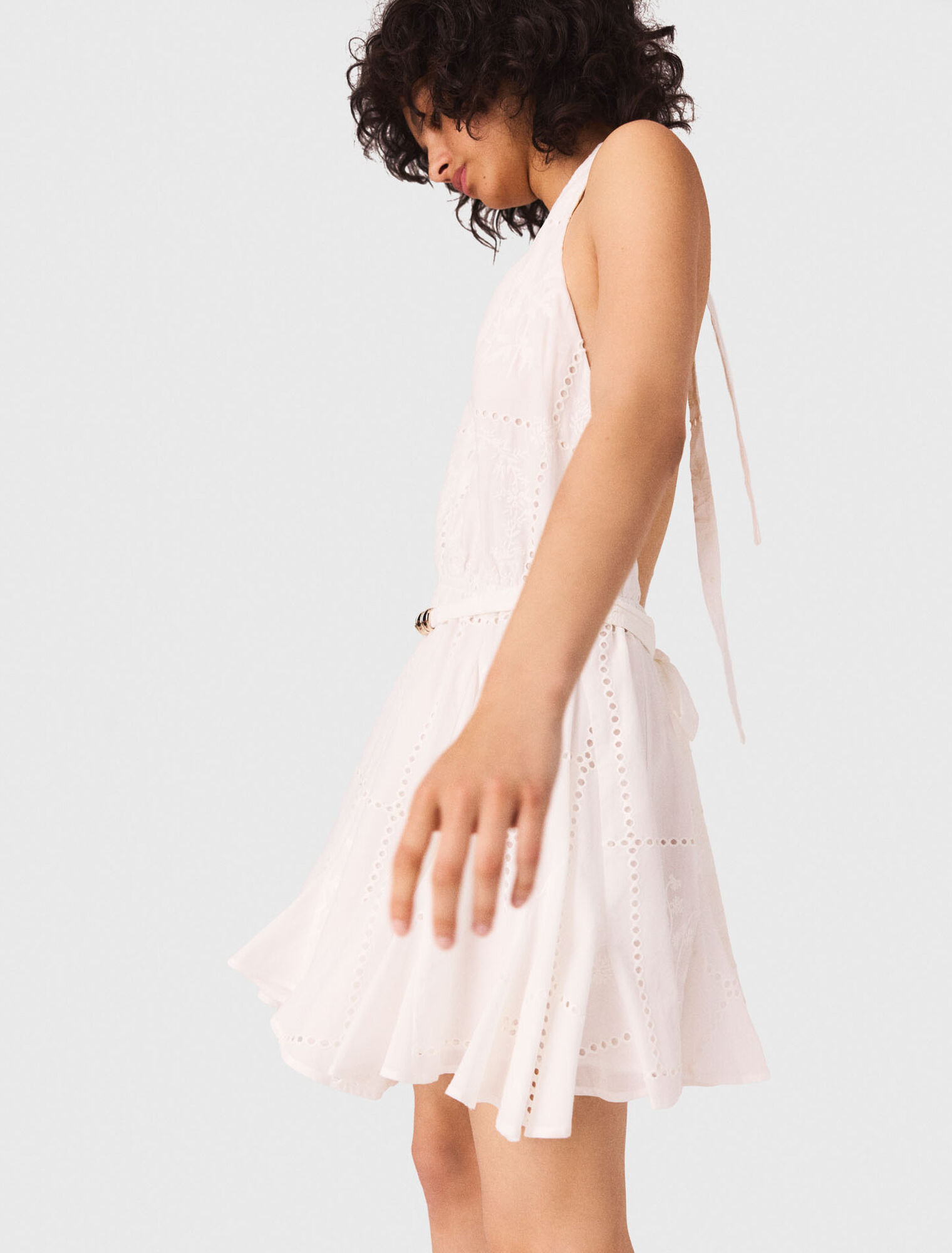 Robe courte brodée dos nu 