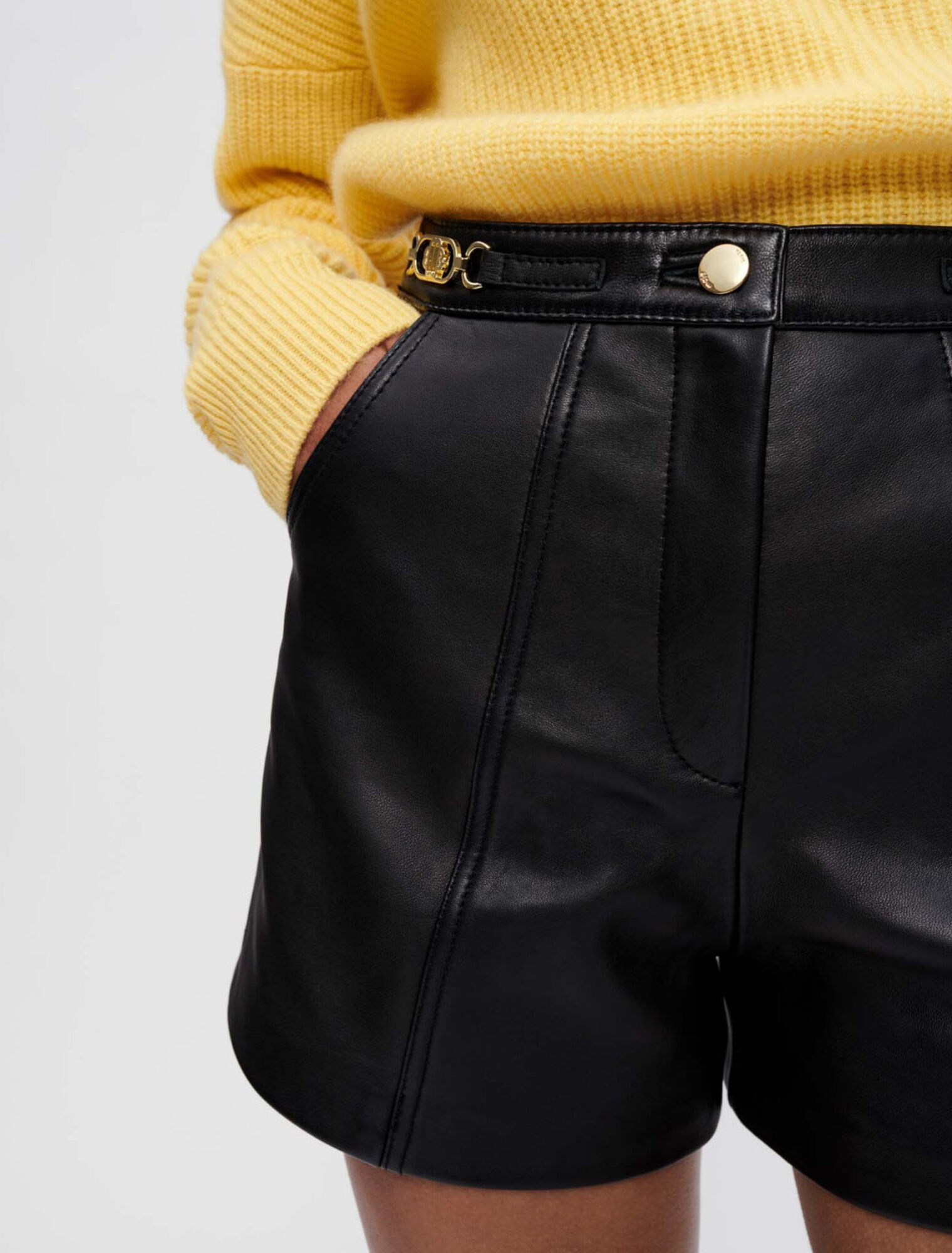 Short en cuir &agrave; m&eacute;talleries dor&eacute;es