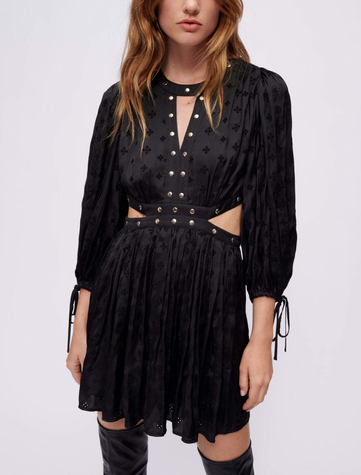 Robe en satin brodé à studs
