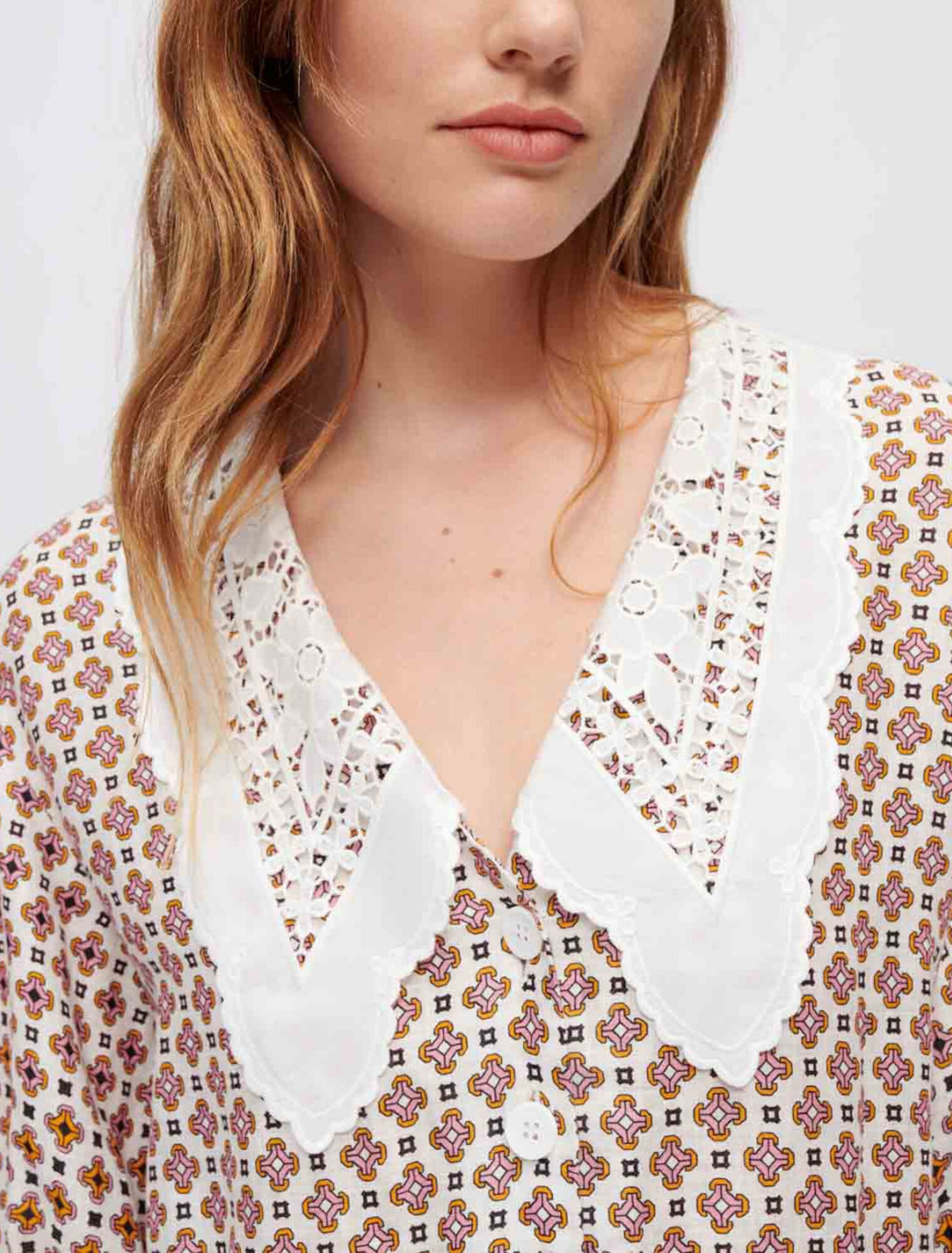 Robe en lin imprimé avec un col brodé