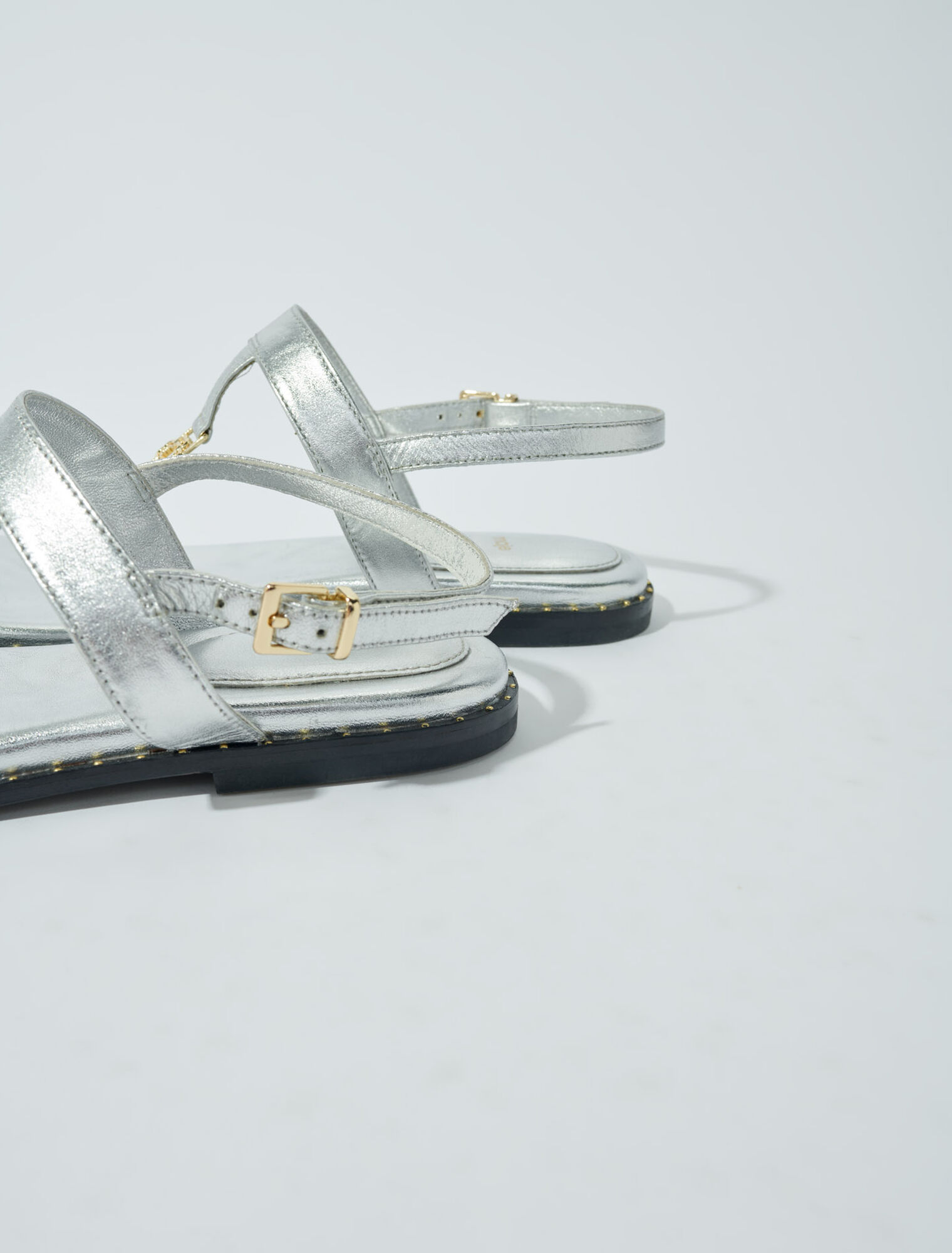 Sandales à brides argentées en cuir