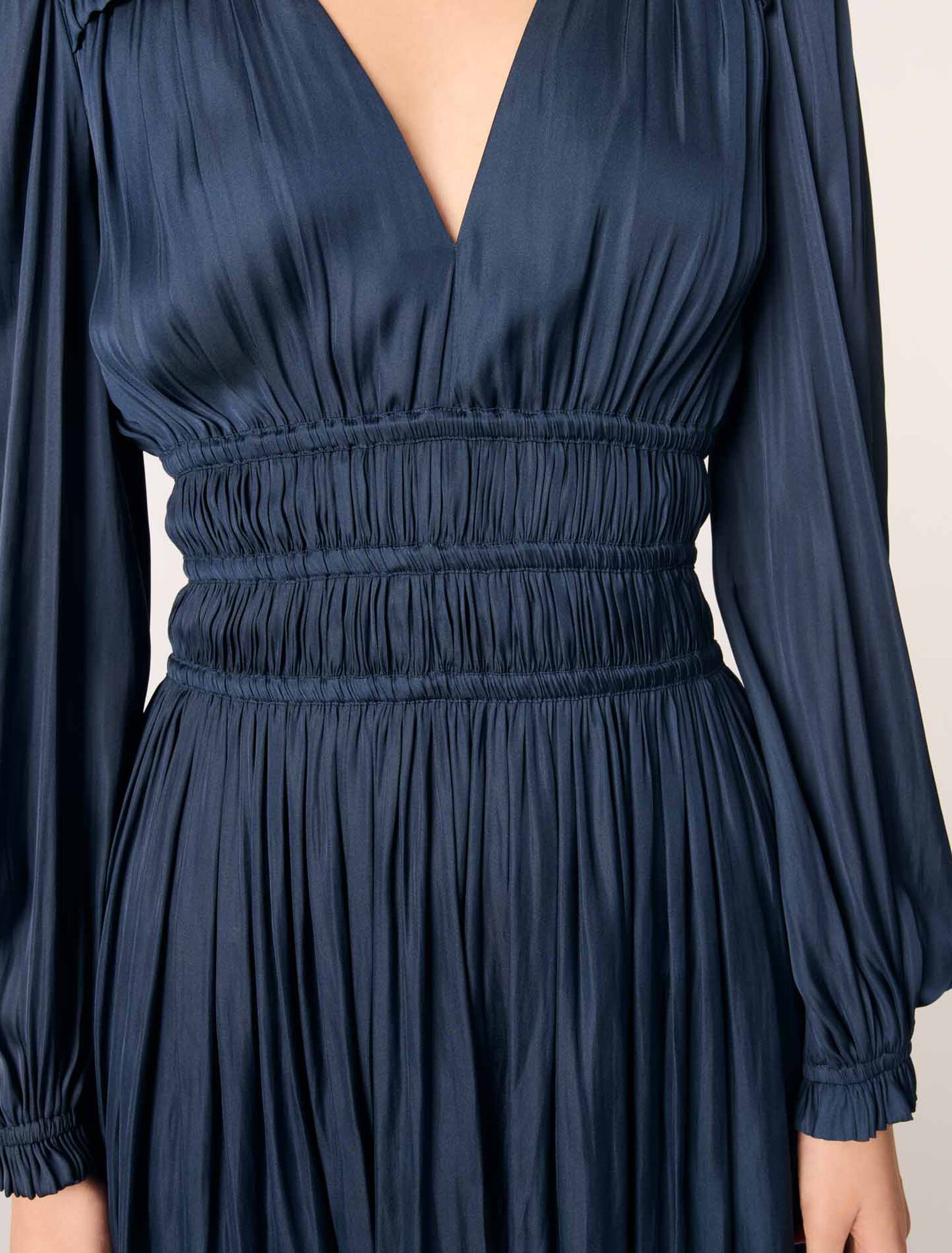 Robe courte satinée à volants
