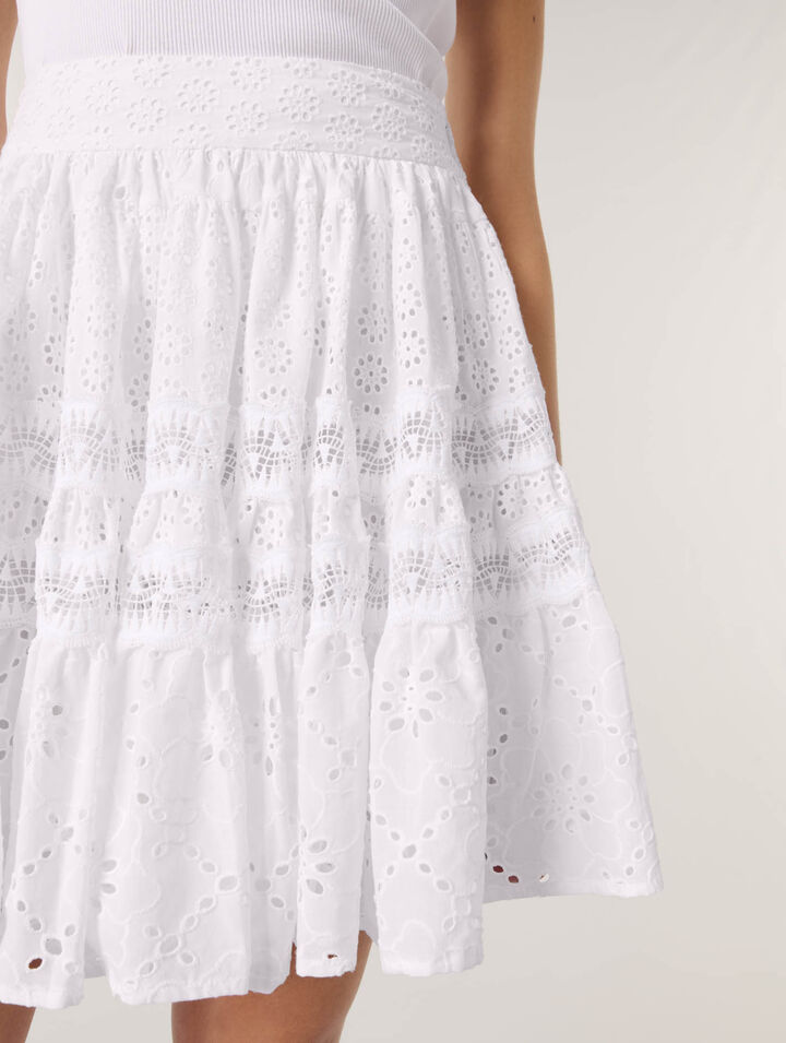 Jupe courte en broderie