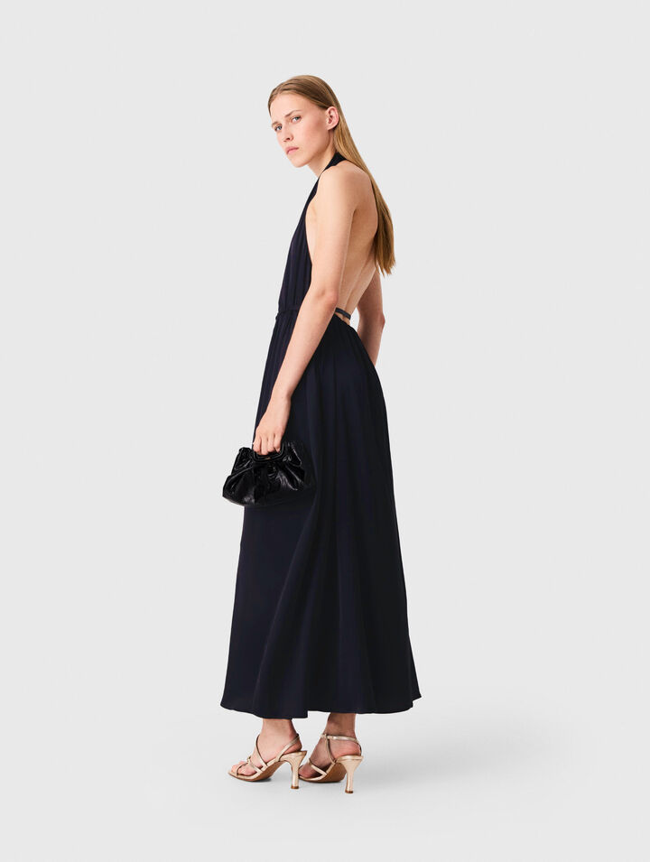 Robe longue pliss&eacute;e dos nu
