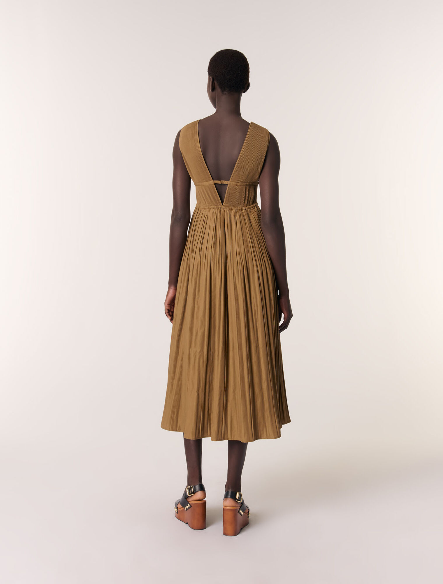 Robe plissée et décolleté bijoux