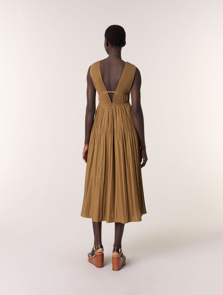 Robe plissée et décolleté bijoux