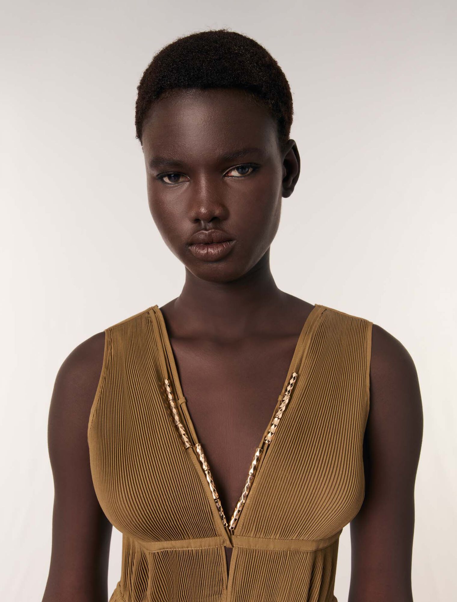 Robe plissée et décolleté bijoux