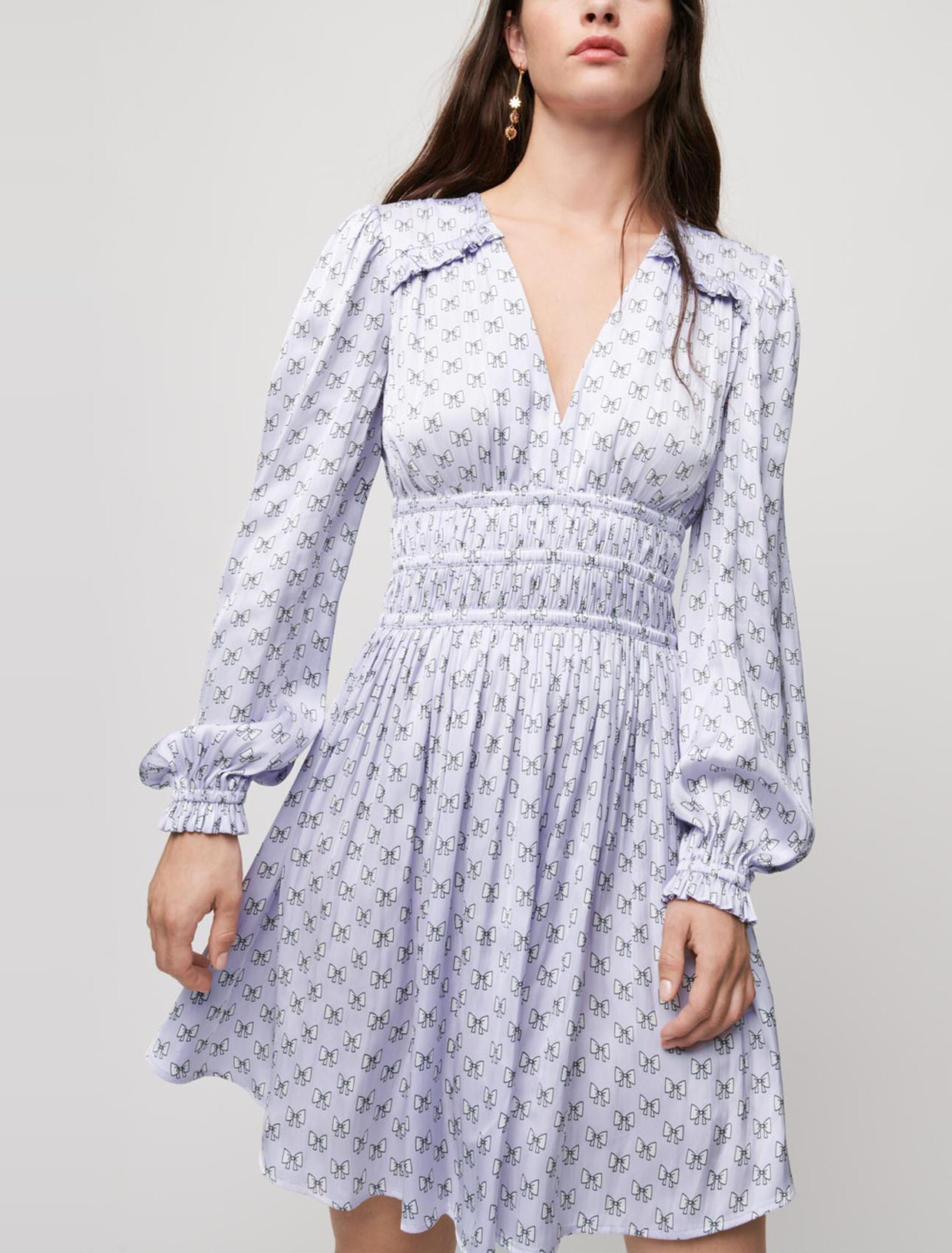 Robe en satin avec volants et smocks
