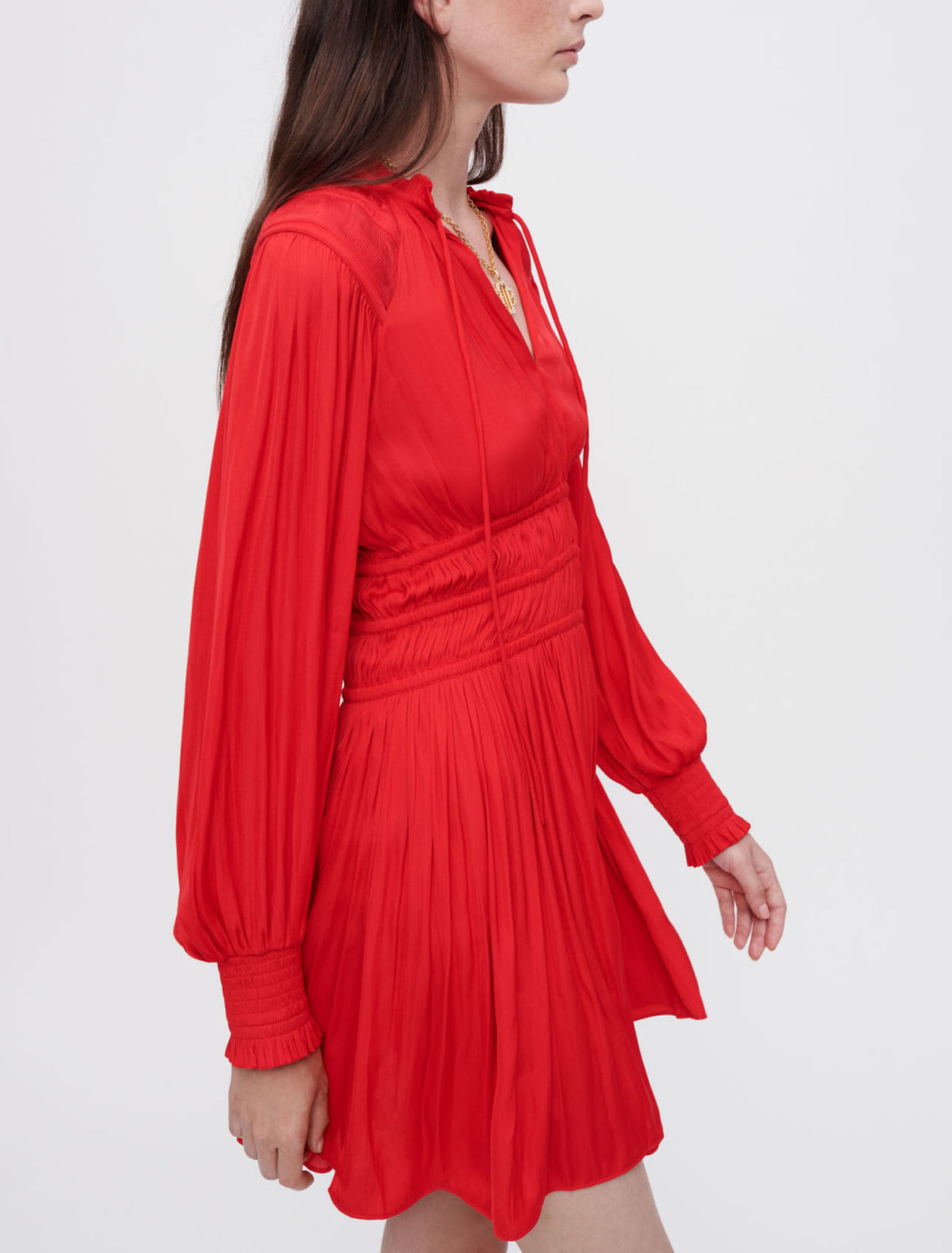 Robe en satin cintrée à la taille
