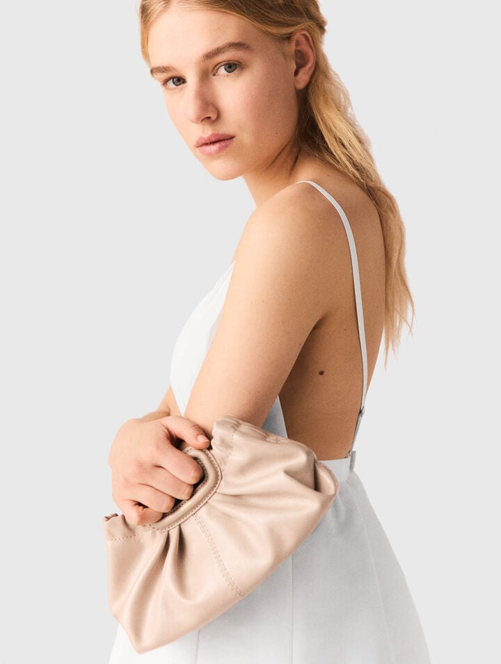 Robe longue en taffetas et bijoux