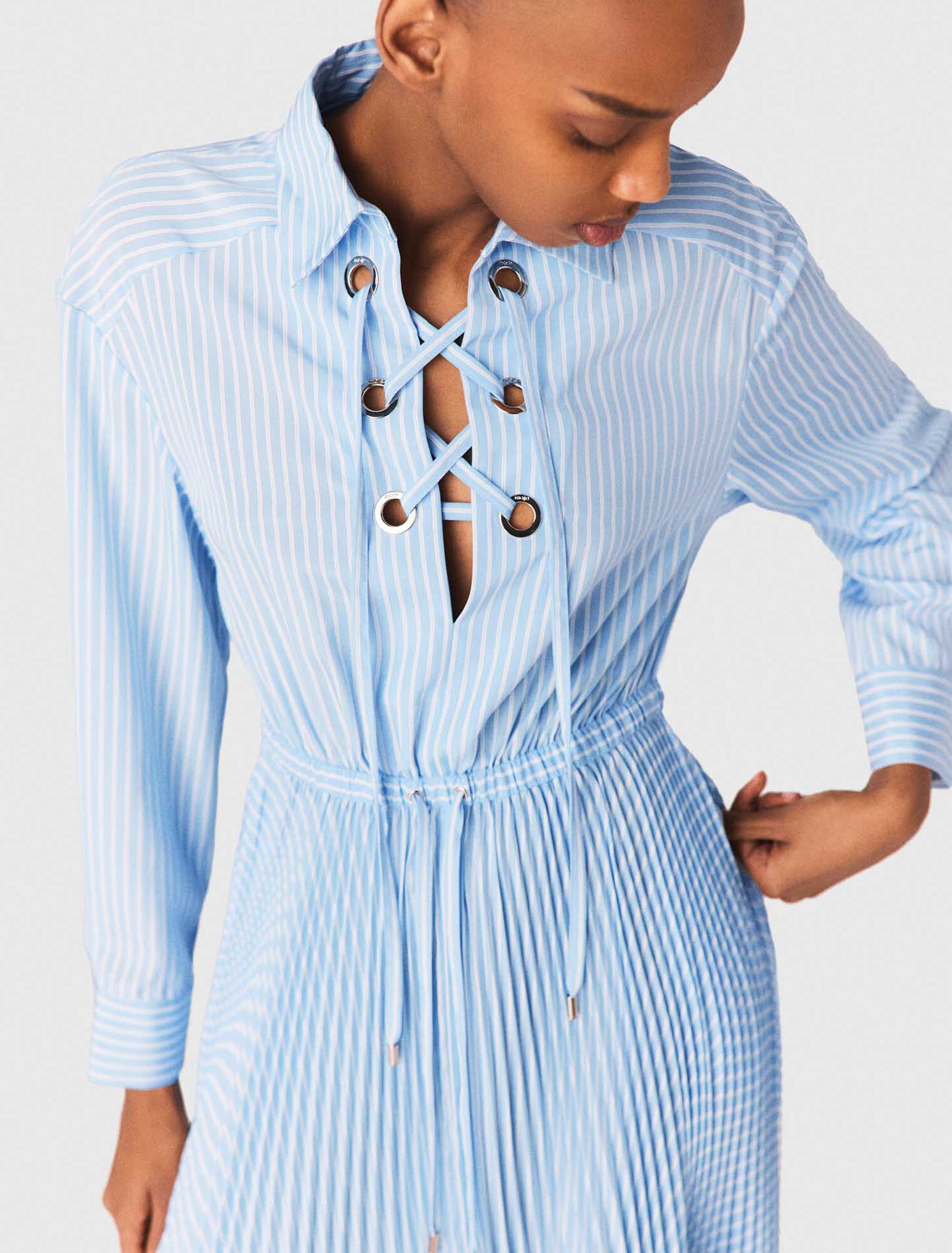 Robe longue pliss&eacute;e avec &oelig;illets