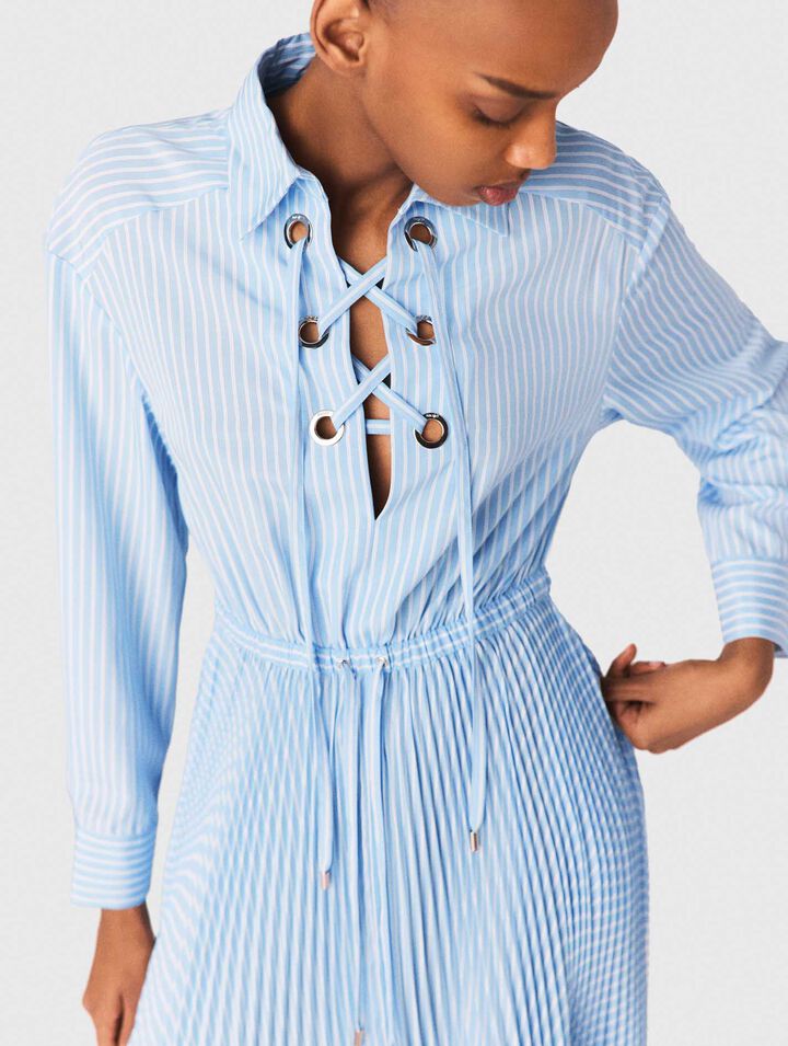 Robe longue pliss&eacute;e avec &oelig;illets