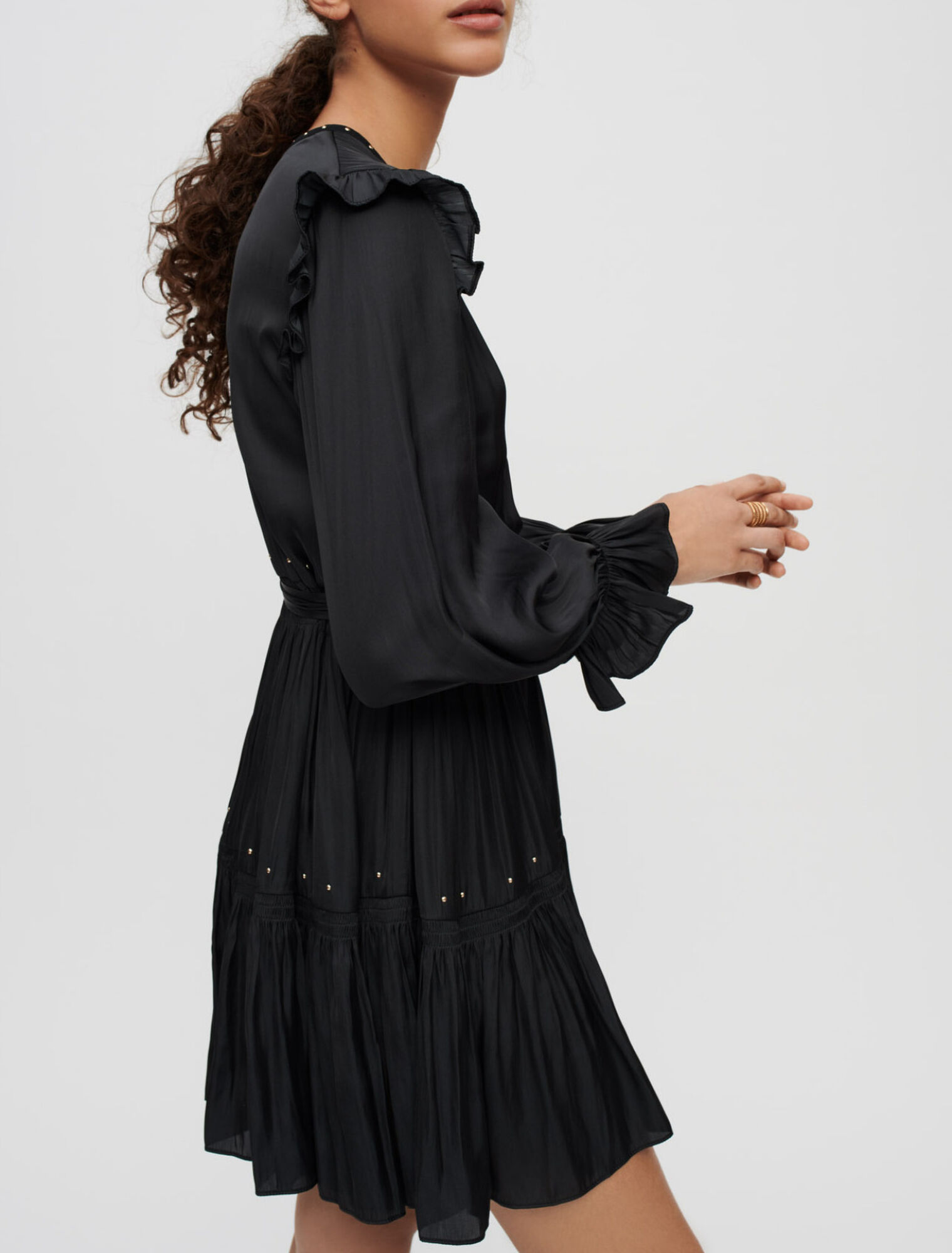 Robe noire en satin fluide à studs dorés