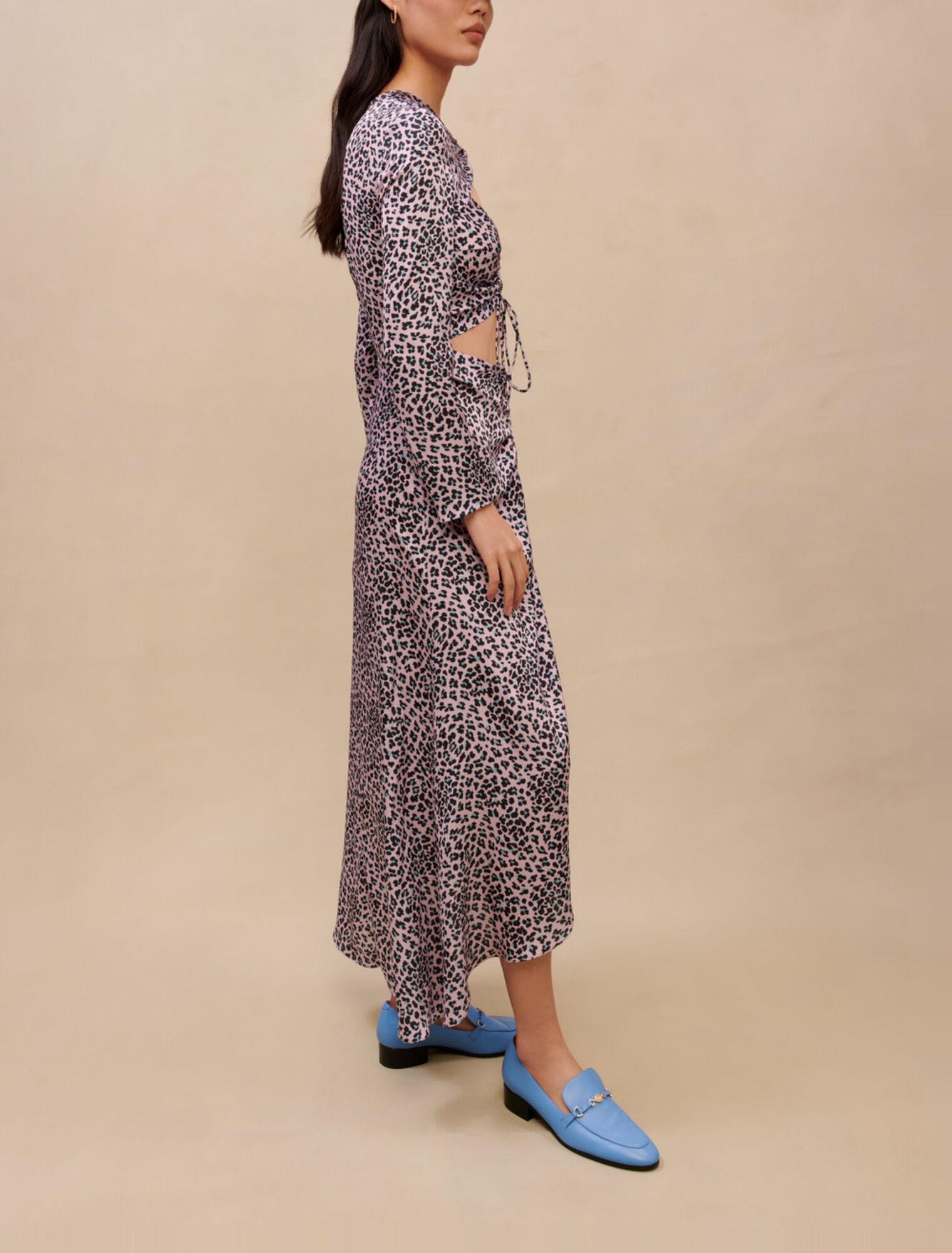 Robe longue satinée et ajourée