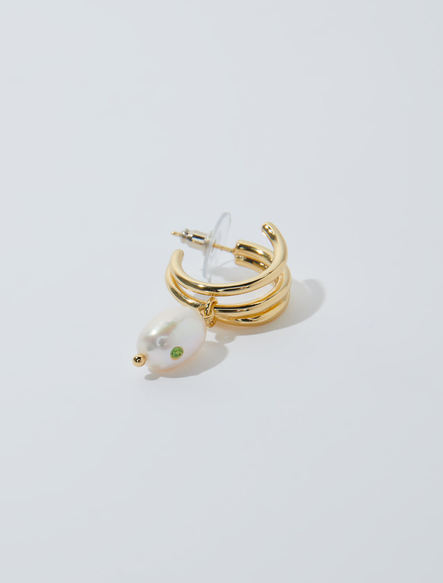 Boucle d'oreille ornée de perle