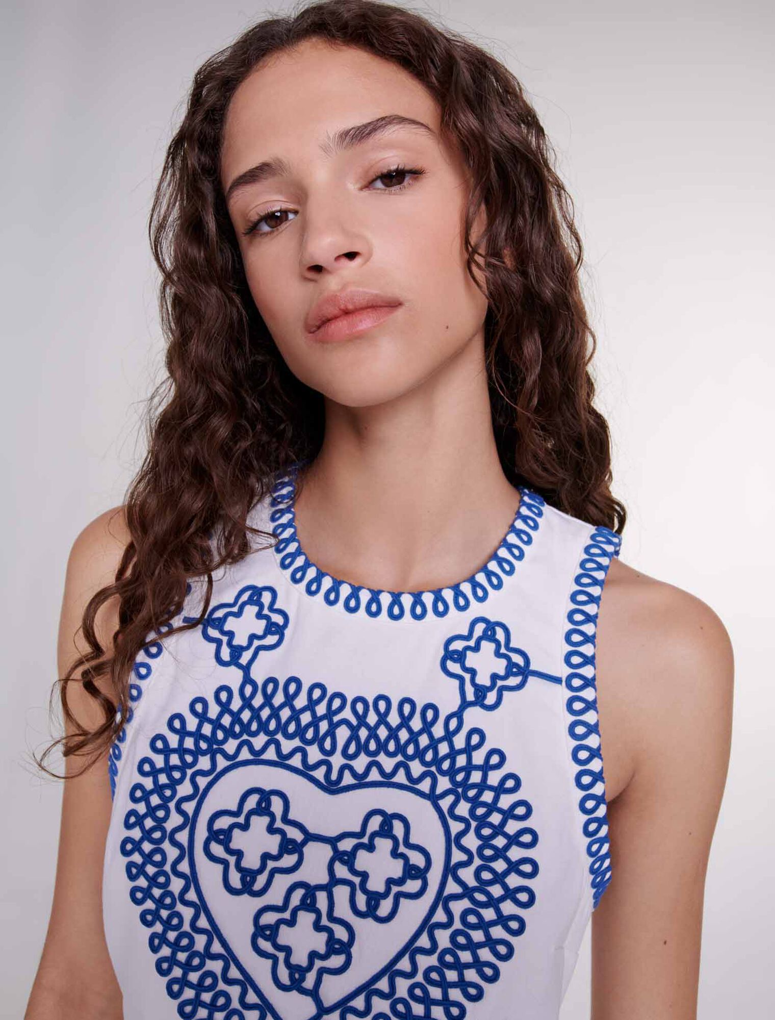 Robe ajustée et brodée